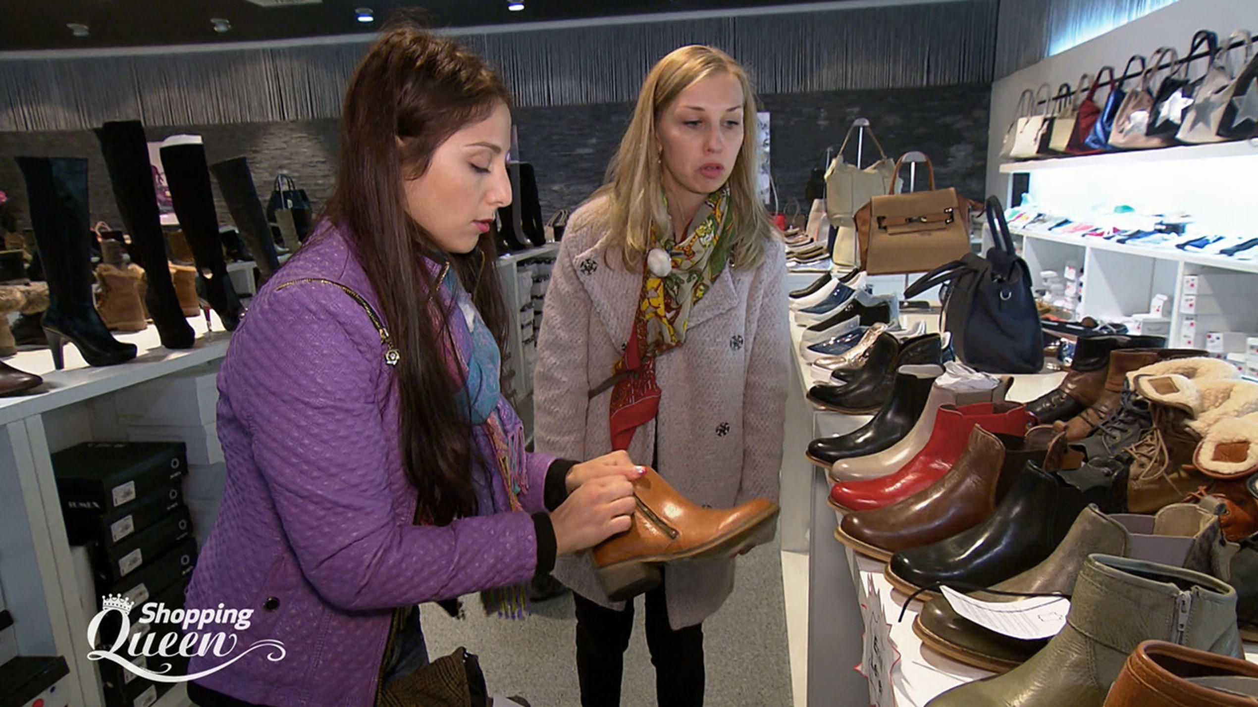 Shopping Queen: Shoppt Djamilia am Motto "College-Look" vorbei? "Shopping Queen"-Kandidatin Djamilia sucht einen Schuh zum College-Look.
