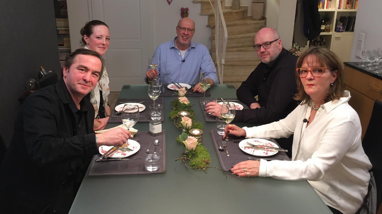 Mission Profisuche beim perfekten Dinner: Hat Arun sich frühzeitig enttarnt? V.l.: Arun, Linda, Gastgeber Michael, Jens und Beate.