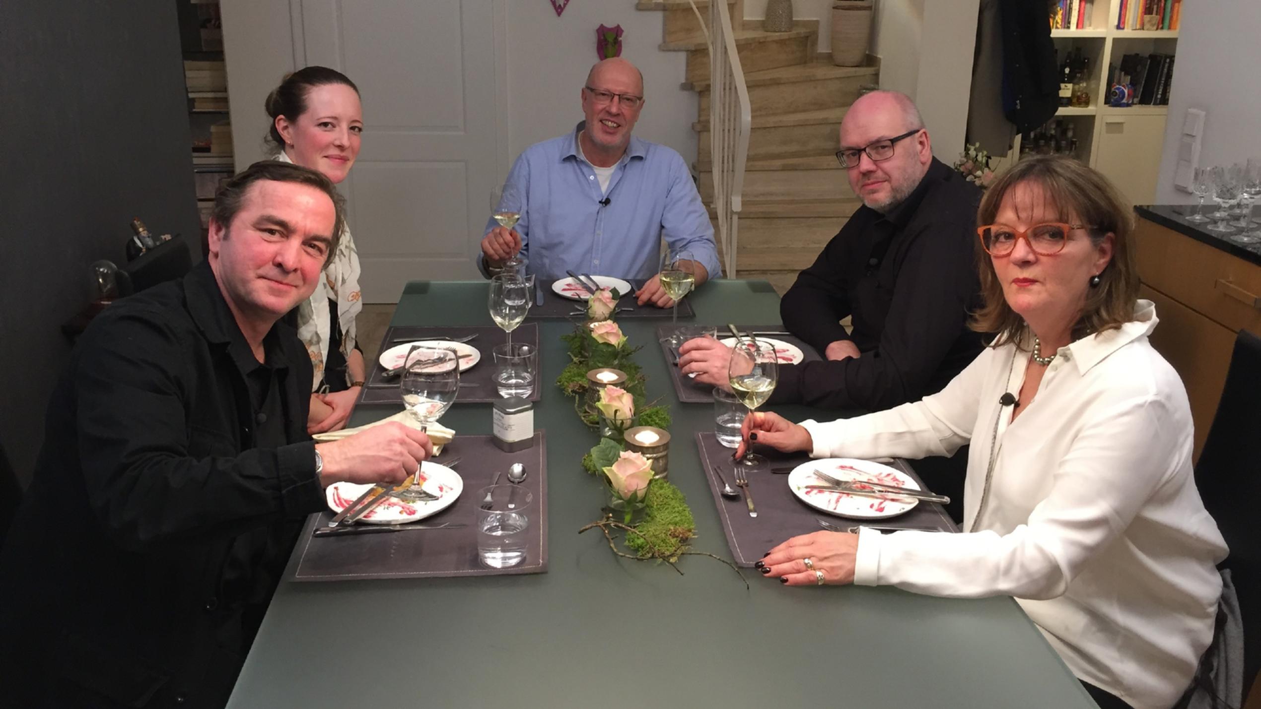 Mission Profisuche beim perfekten Dinner: Hat Arun sich frühzeitig enttarnt? V.l.: Arun, Linda, Gastgeber Michael, Jens und Beate.