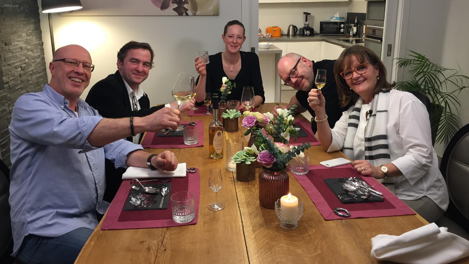 Das perfekte Dinner - Wer ist der Profi? "Gaumensex" bei Lindas Dessert V.l.: Michael, Arun, Gastgeberin Linda, Jens und Beate.