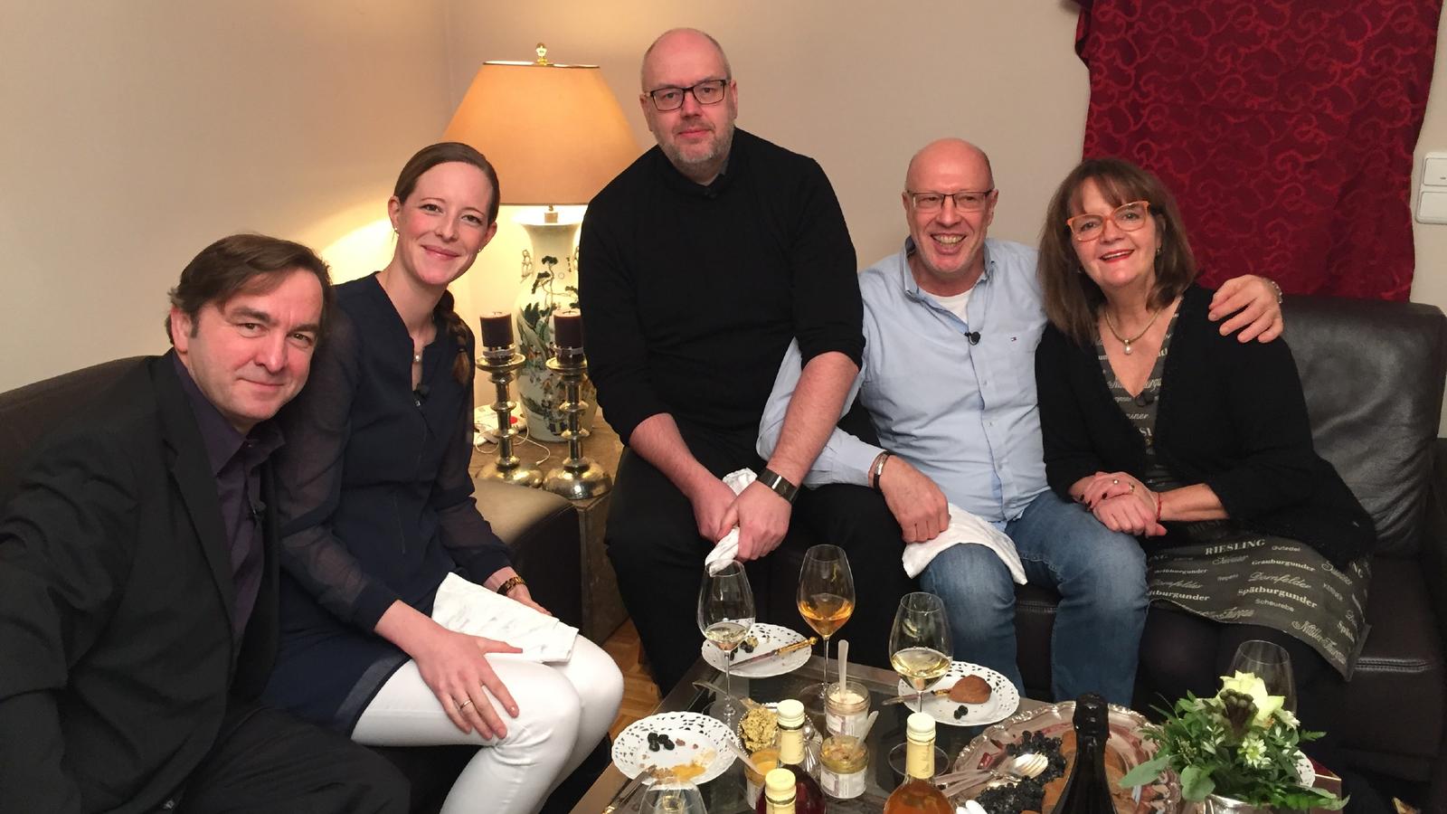 Das perfekte Dinner - Wer ist der Profi?: Die Gäste im Trüffelrausch V.l.: Arun, Linda, Jens, Michael und Gastgeberin Beate.