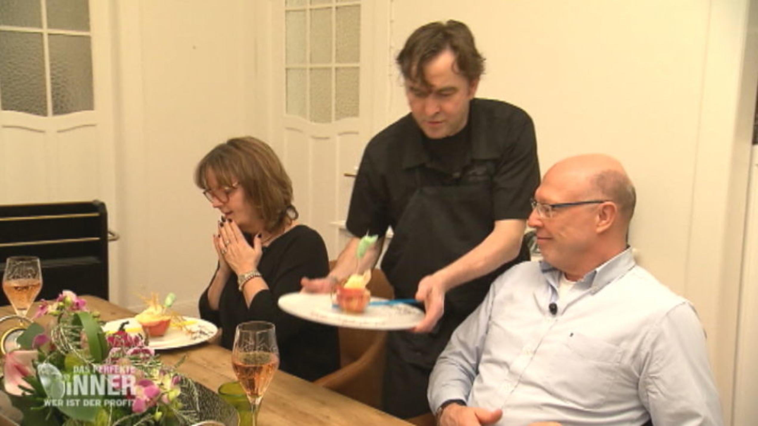 Das perfekte Dinner: Arun macht seine Gäste mit seiner "Gute-Laune-Maschine" glücklich Aruns Dessert macht glücklich