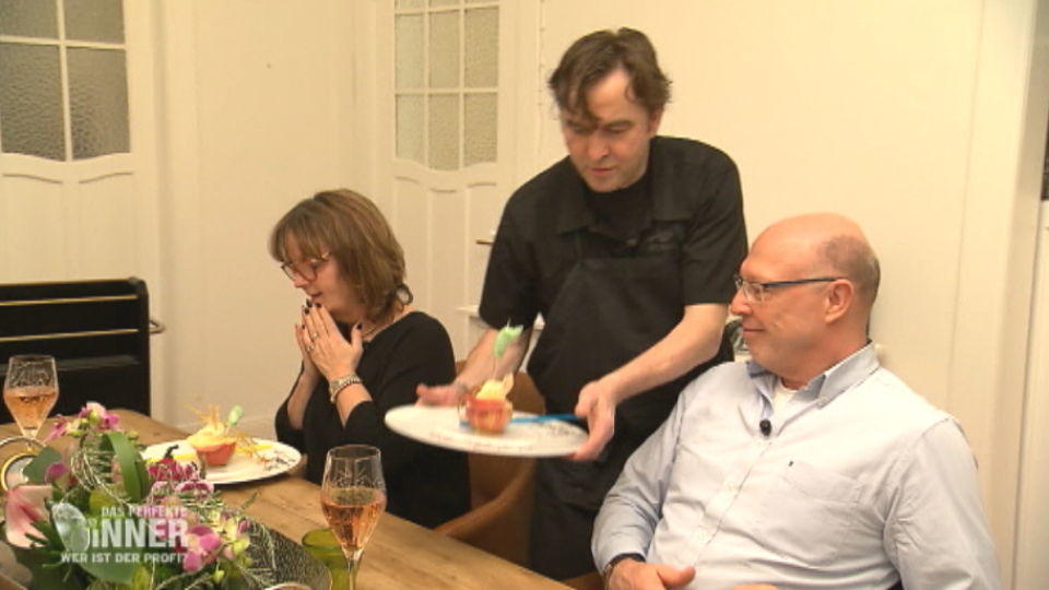Das perfekte Dinner: Arun macht seine Gäste mit seiner "Gute-Laune-Maschine" glücklich Aruns Dessert macht glücklich