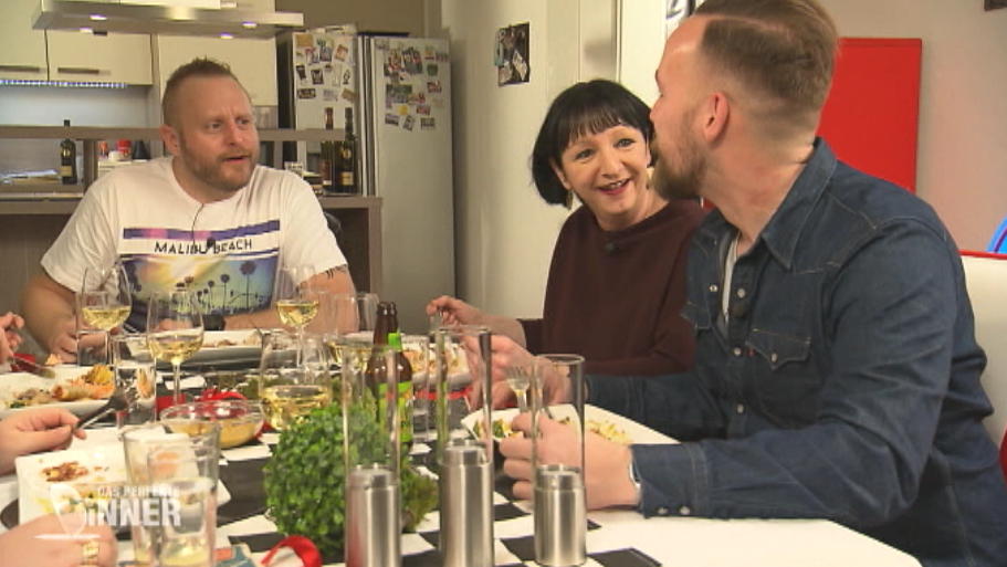 Das perfekte Dinner: Bei Jens spielen die Hormone der Damen verrückt An Tag eins bei "Das perfekte Dinner" soll Jens verkuppelt werden.