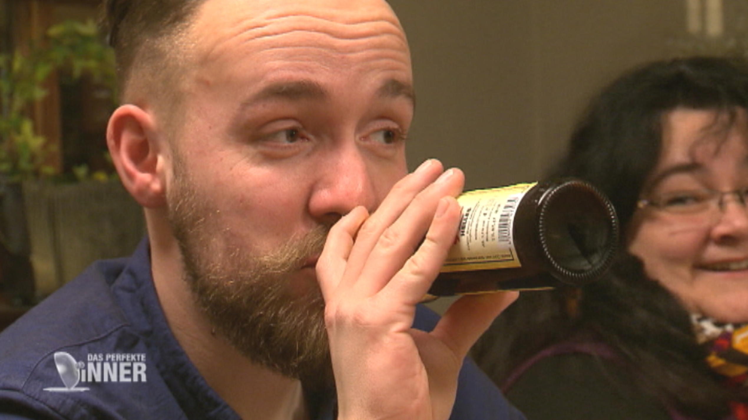 Das perfekte Dinner: Neckische Stimmung bei Petra Am dritten Tag bei "Das perfekte Dinner" in Darmstadt wird es neckisch. Petras Gäste sind in bester Aufzieh-Laune und liefern sich untereinander einen charmanten Schlagabtausch.