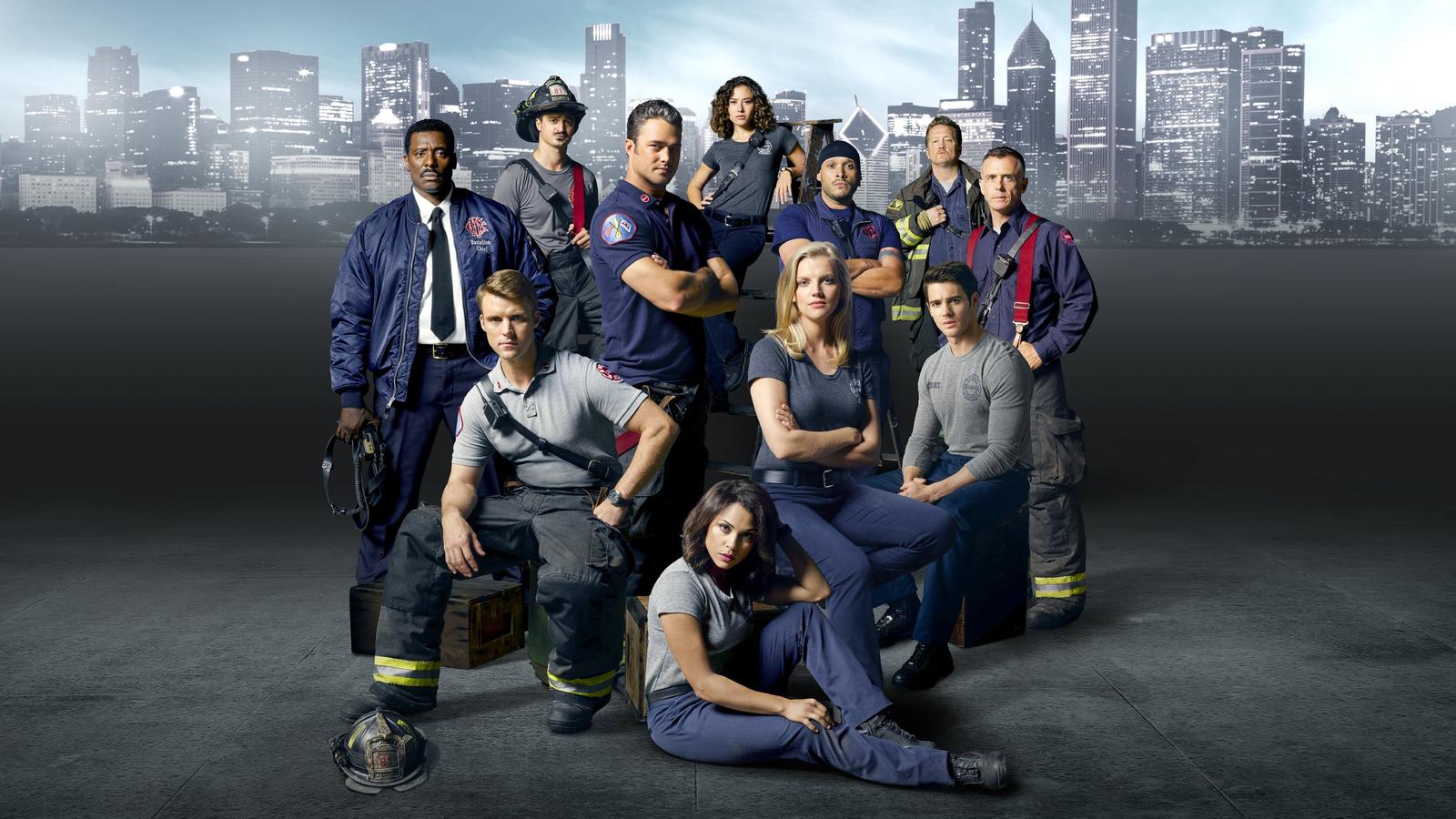 Chicago Fire und Chicago P.D.: Neue Folgen der beliebten Serien-Highlights V.l.: Chief Wallace Boden (Eamonn Walker), Matthew Casey (Jesse Spencer), Otis (Yuri Sardarov), Kelly Severide (Taylor Kinney), Gabriela Dawson (Monica Raymund), Stella Kid (Miranda Rae Mayo), Sylvie Brett (Kara Kilmer), Joe Cruz (Joe Minoso), Jimmy