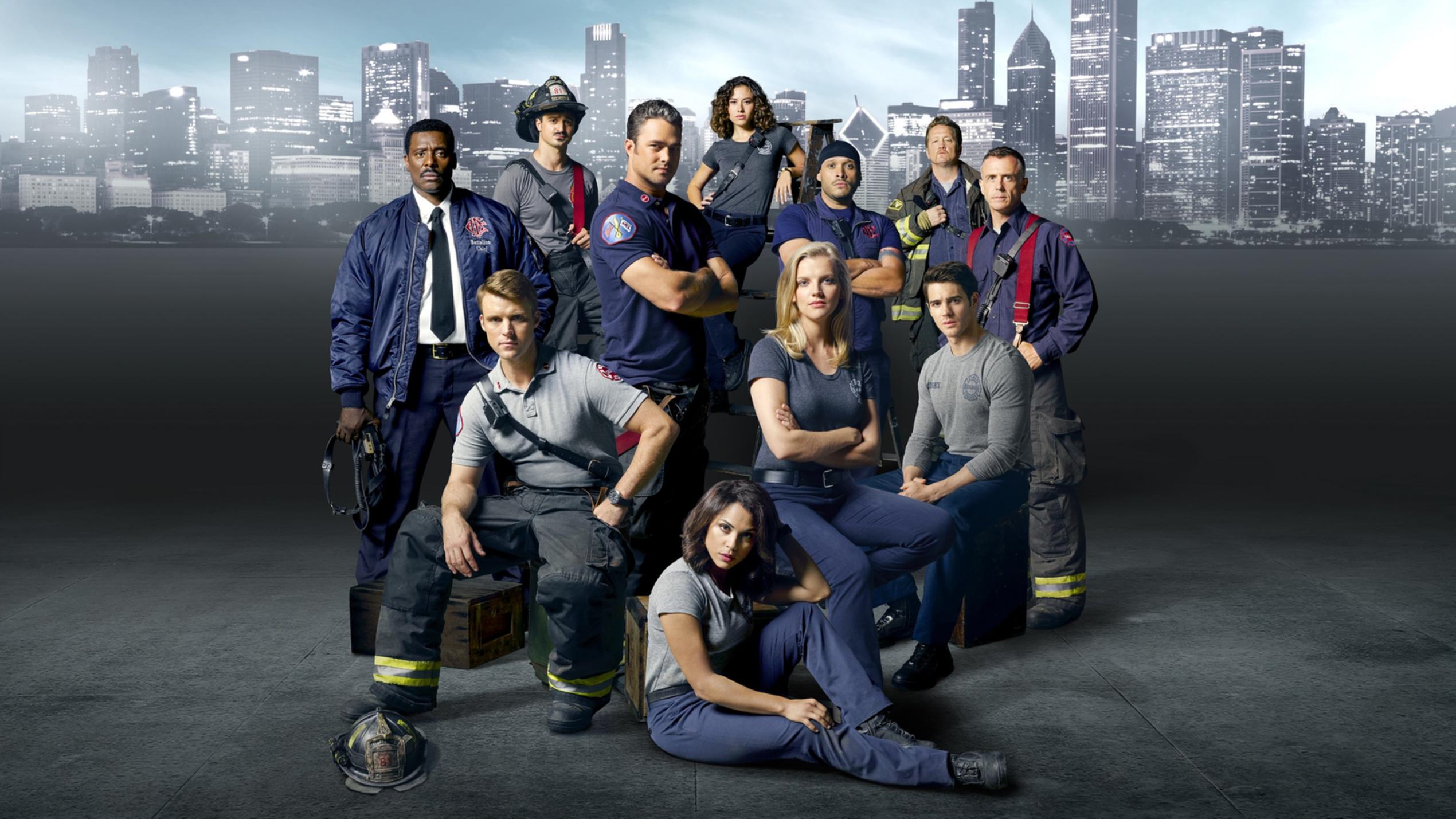Chicago Fire und Chicago P.D.: Neue Folgen der beliebten Serien-Highlights V.l.: Chief Wallace Boden (Eamonn Walker), Matthew Casey (Jesse Spencer), Otis (Yuri Sardarov), Kelly Severide (Taylor Kinney), Gabriela Dawson (Monica Raymund), Stella Kid (Miranda Rae Mayo), Sylvie Brett (Kara Kilmer), Joe Cruz (Joe Minoso), Jimmy