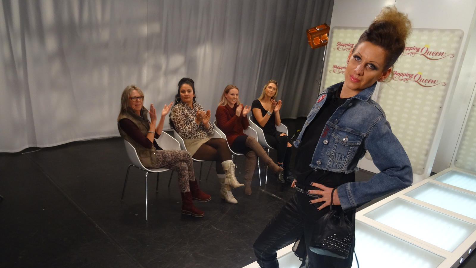 Shopping Queen: Nadine aus Stuttgart präsentiert ihren Look für einen Musical-Abend auf dem Catwalk Nadine aus Stuttgart präsentiert ihren Look auf dem Catwalk.