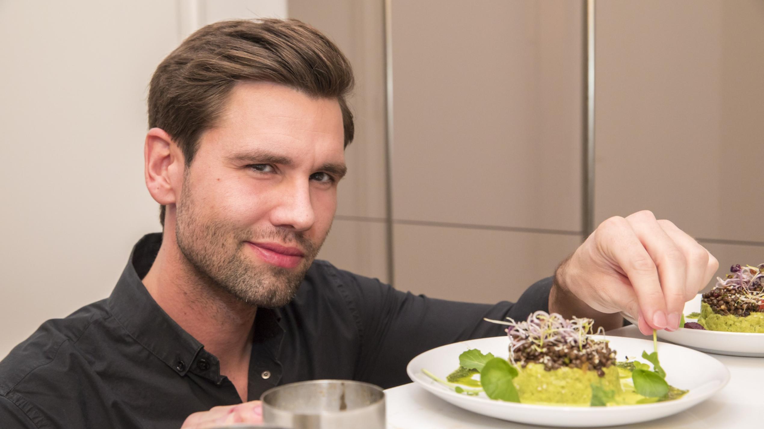 Das perfekte Promi Dinner bei Alexander "Honey" Keen: Honey kann das Scherzen nicht lassen Der Honey, der alte Schlawiner