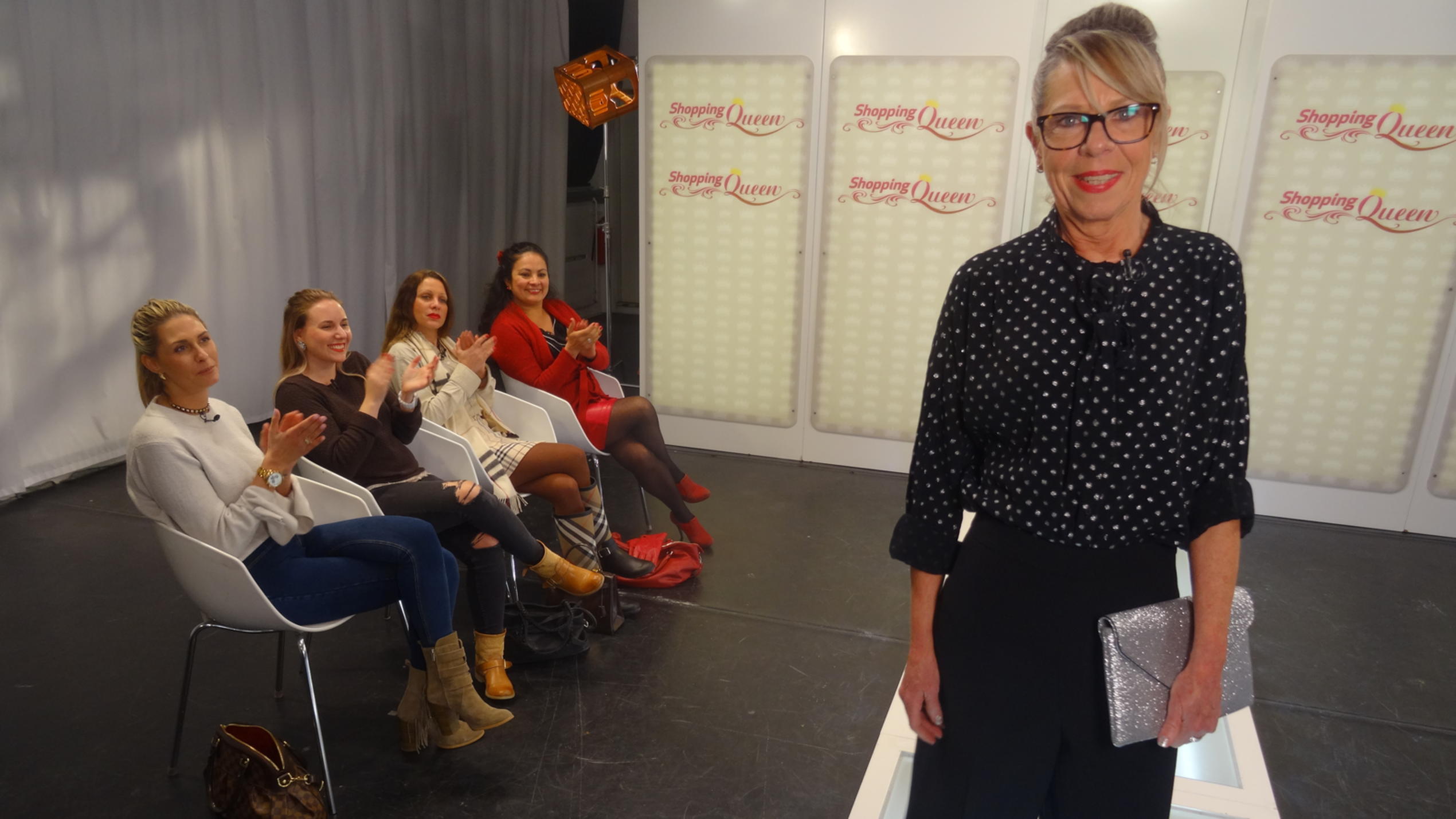 Shopping Queen: Babs aus Stuttgart präsentiert ihren Musical-Look auf dem Catwalk Babs präsentiert ihren Musical-Look auf dem Catwalk bei "Shopping Queen".