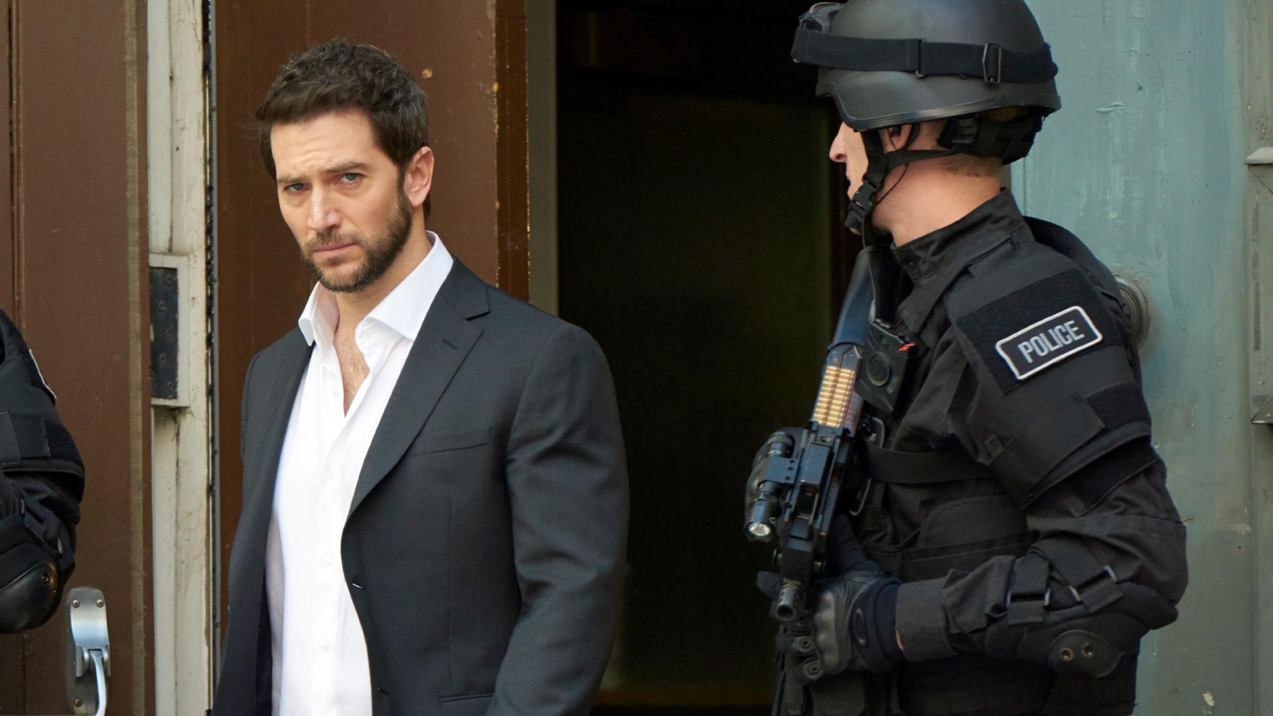 Ransom: Das Interview mit Luke Roberts Gelingt es dem Top-Experten Eric Beaumont (Luke Roberts, l.), bei der Verhandlung mit den Entführern von sich zu überzeugen?