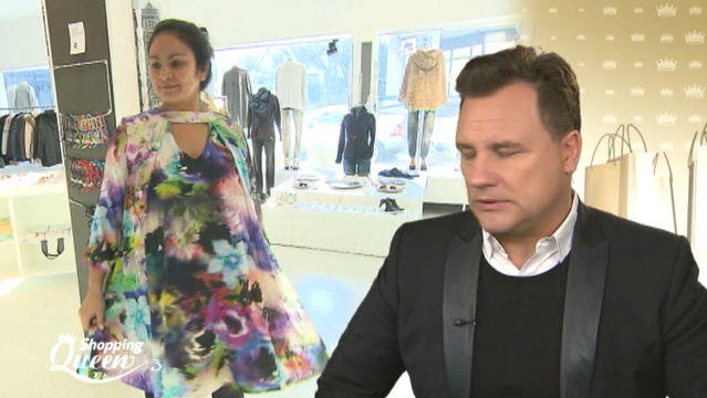 Shopping Queen: Lucy sucht etwas Farbiges für einen schönen Musical-Abend Guido findet Lucys Kleid nicht schön.