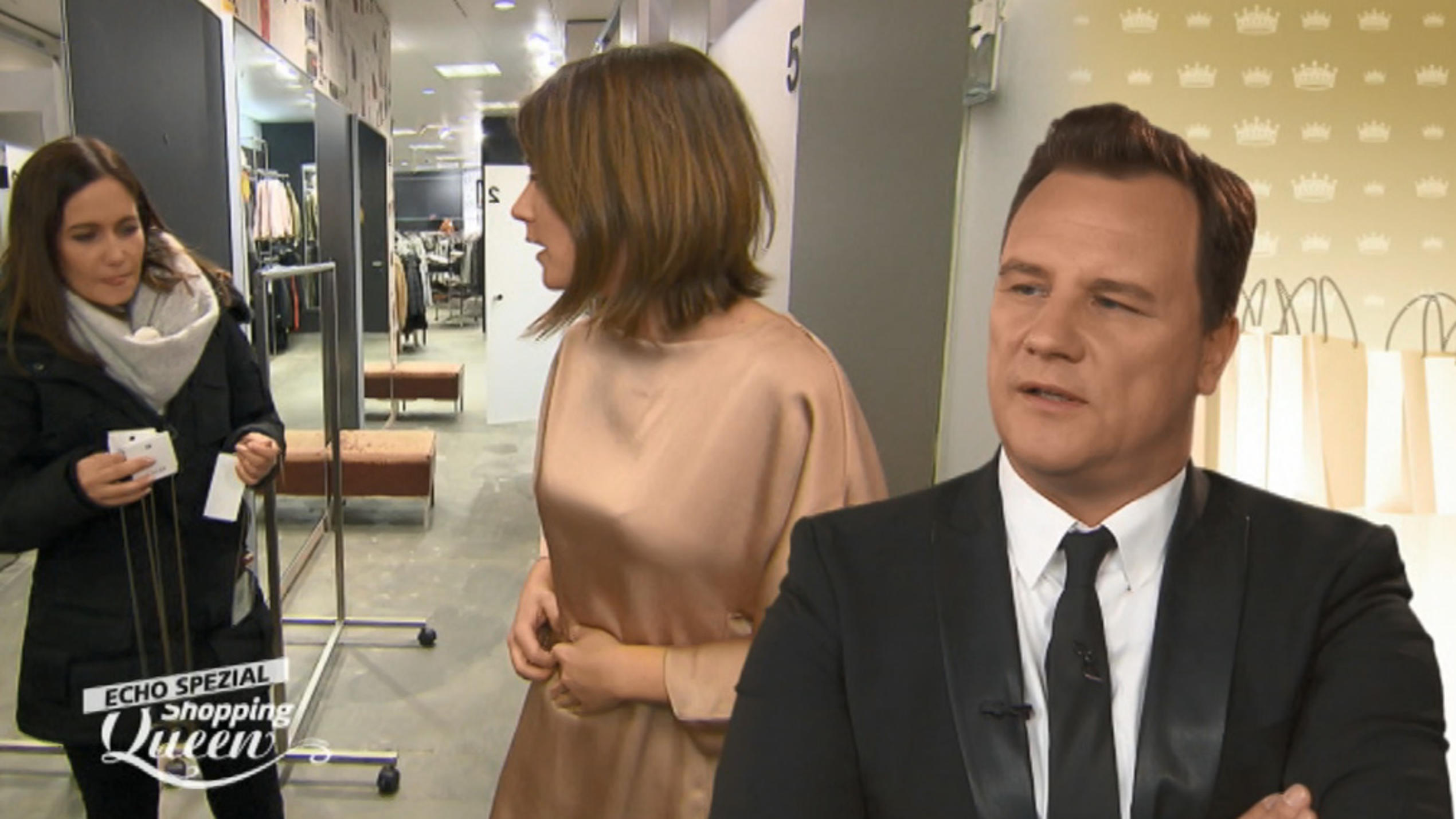 Shopping Queen: Laura aus Mainz sucht den perfekten Echo-Look für eine Laudatio Guido kritisiert Lauras Kleid. Ihm sind die Nähte nicht fein genug.