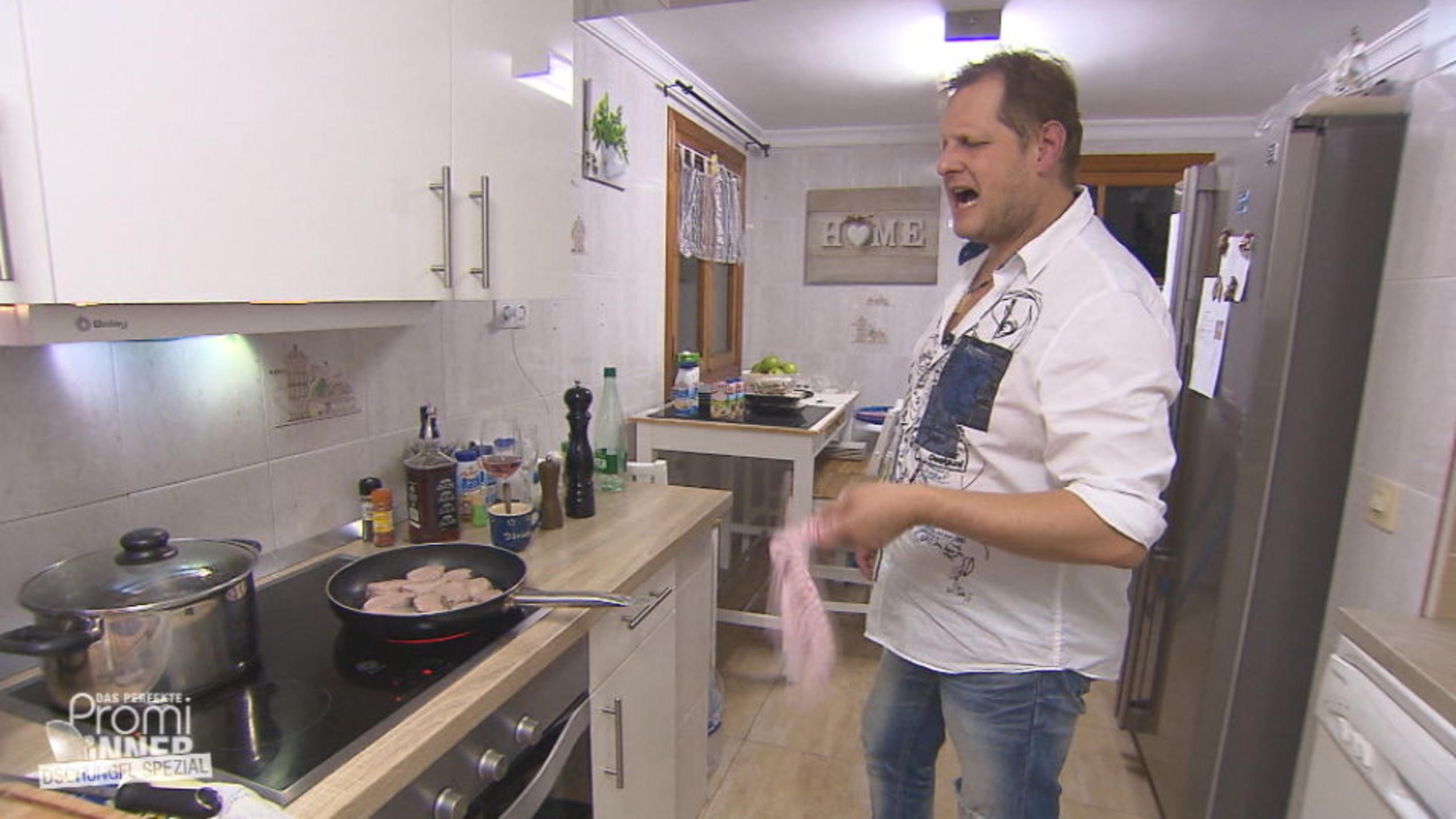 Das perfekte Promi Dinner - Dschungel-Spezial: Bei Jens gibt es Schweinelende, gedörrt "Das perfekte Promi Dinner - Dschungel-Spezial" bei Jens Büchner
