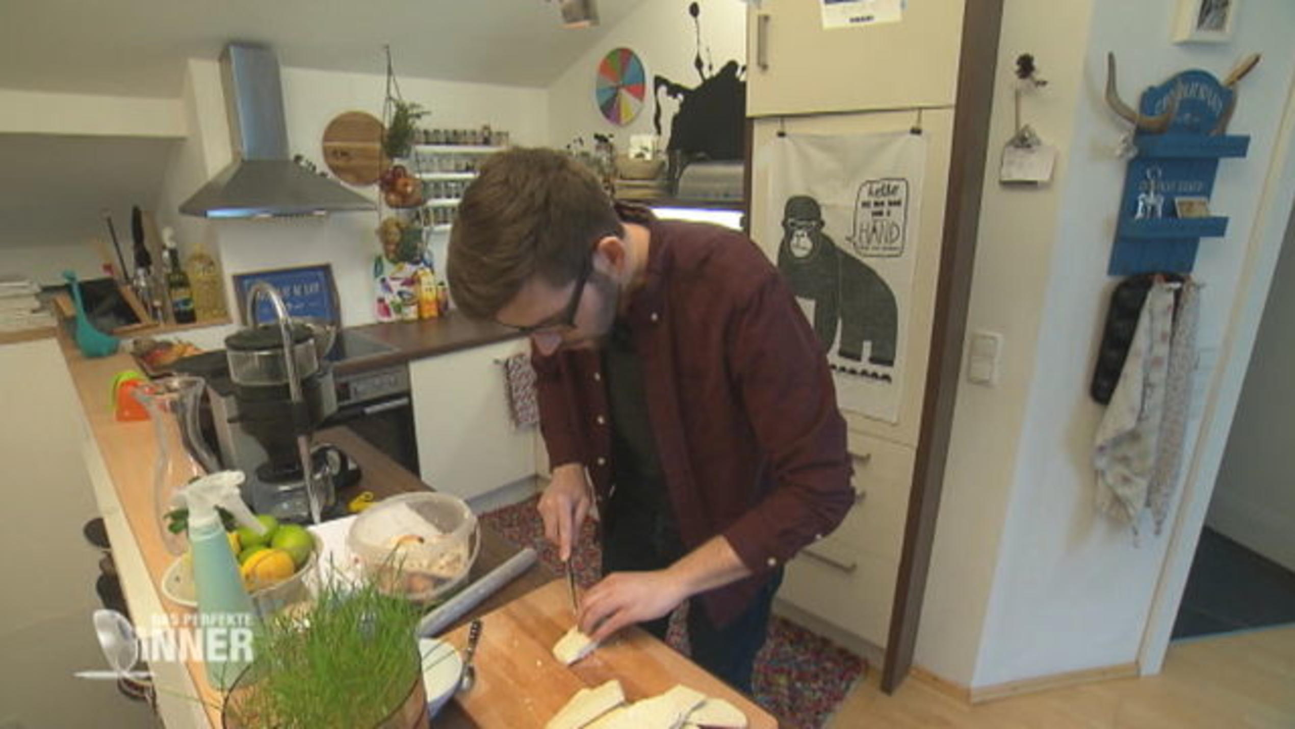 Das perfekte Dinner: Philipp ist eher so der experimentelle Koch Philipp bereitet Tofu zu.