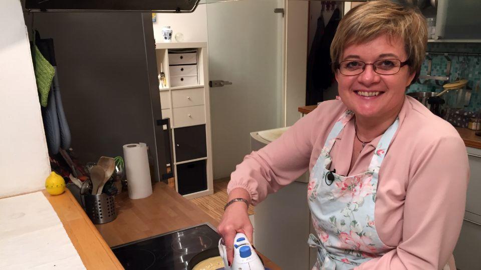 Das perfekte Dinner: Ines ist eine entspannte Feministin - Horst nicht Gastgeberin Ines, ganz feminin in der Küche.