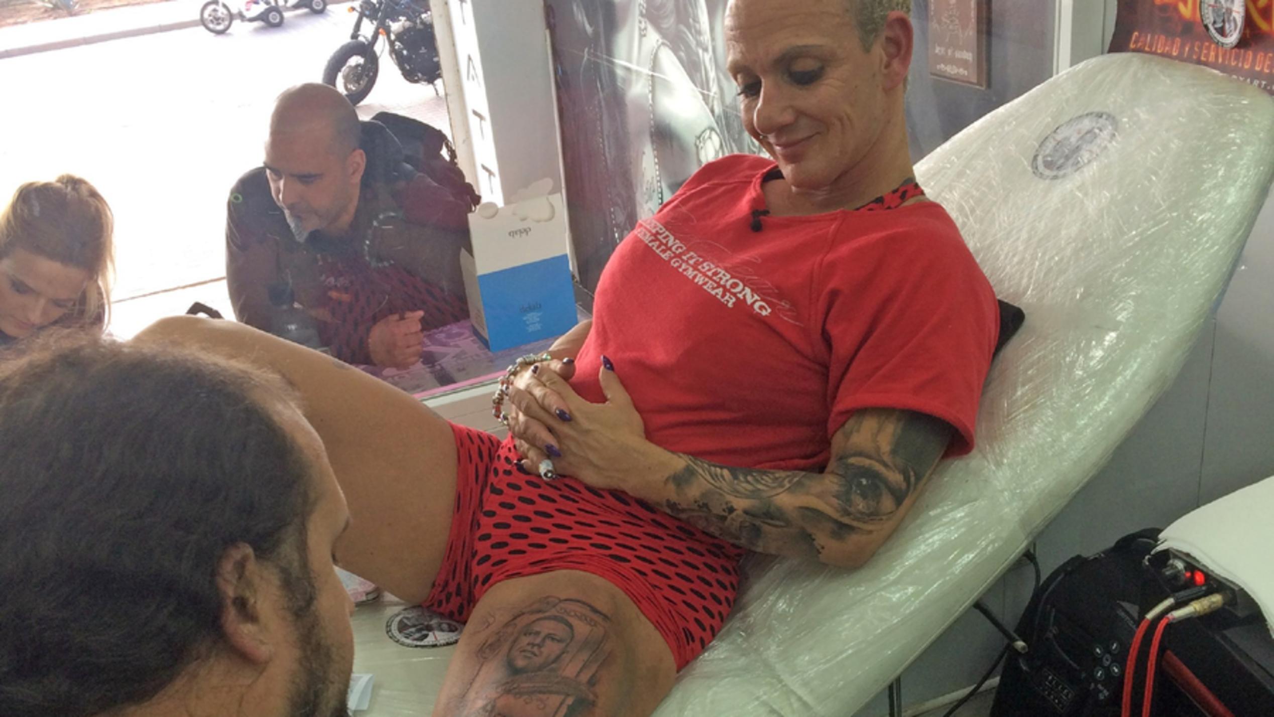 Goodbye Deutschland: Caro und Andreas Robens wollen aufs Ganze gehen Goodbye Deutschland: Bodybuilderin Caro Robens lässt sich ein weiteres Tattoo stechen