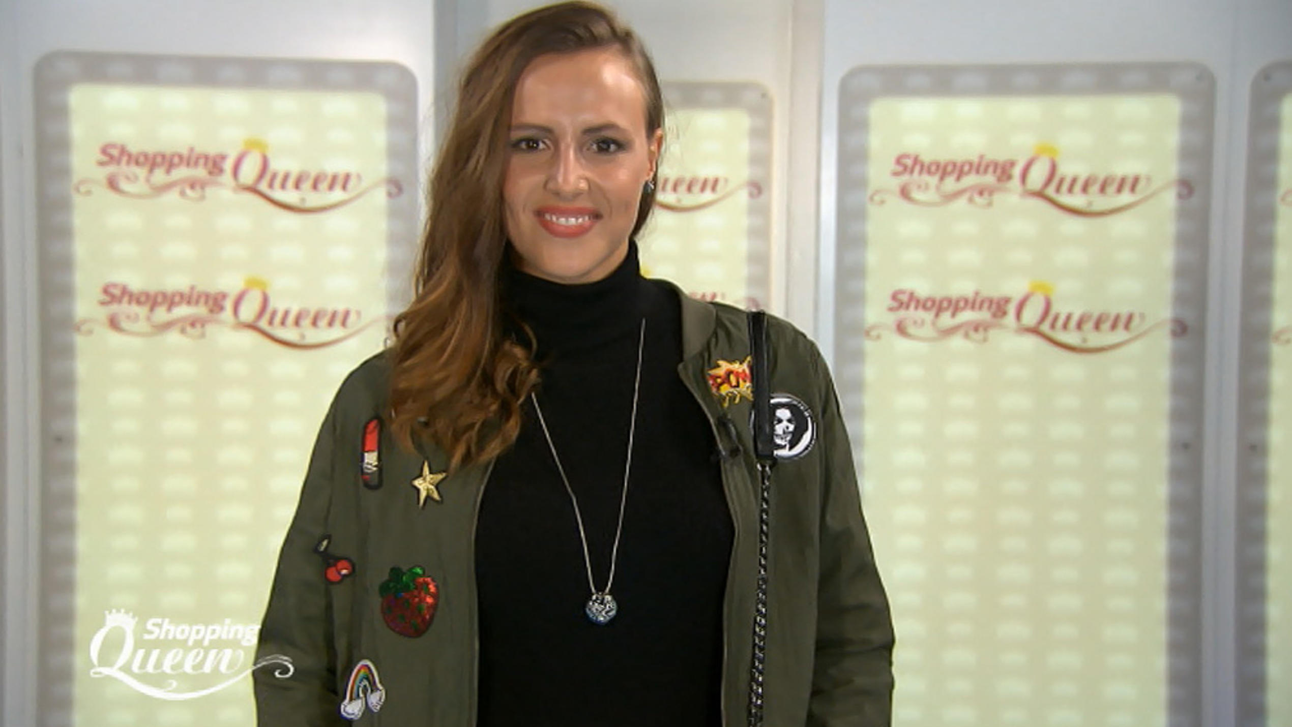 Shopping Queen: Nora aus Köln präsentiert ihren Patches-Look auf dem Catwalk Nora präsentiert ihren Patches-Look auf dem Catwalk.