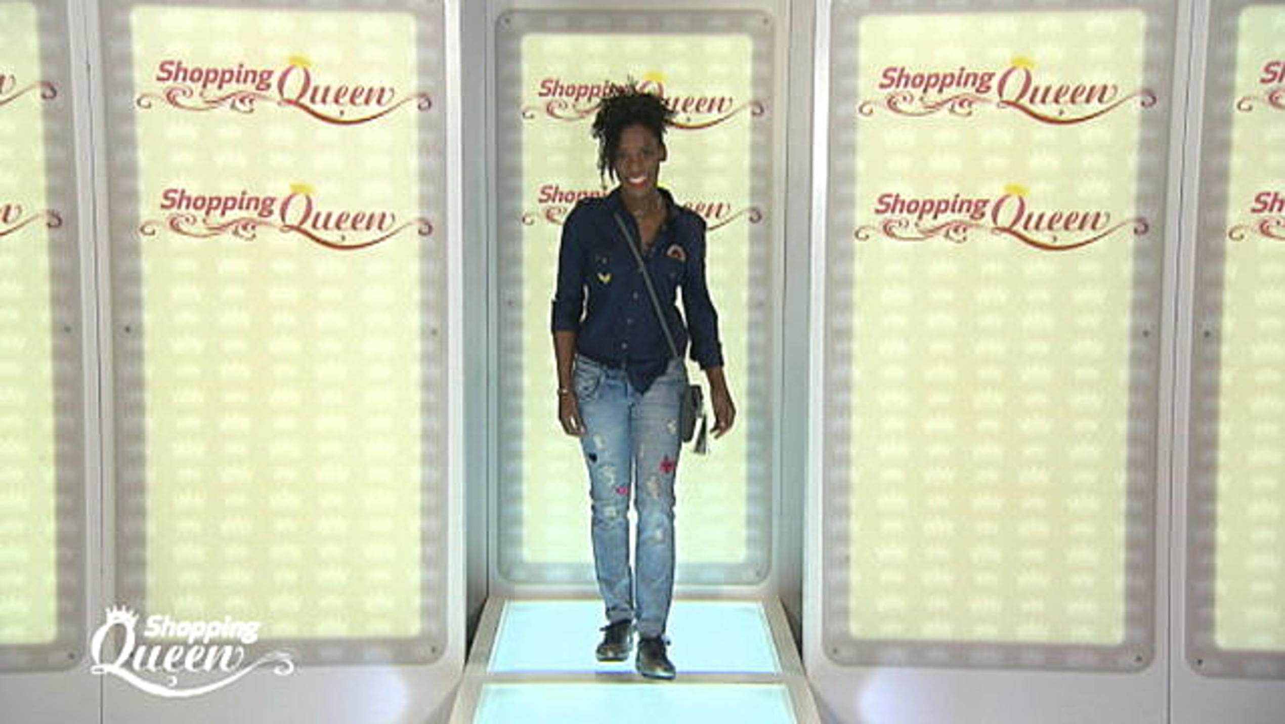 Shopping Queen: Mylgia aus Köln präsentiert ihren Patches-Look auf dem Catwalk Mylgia präsentiert ihren Patches-Look auf dem Catwalk