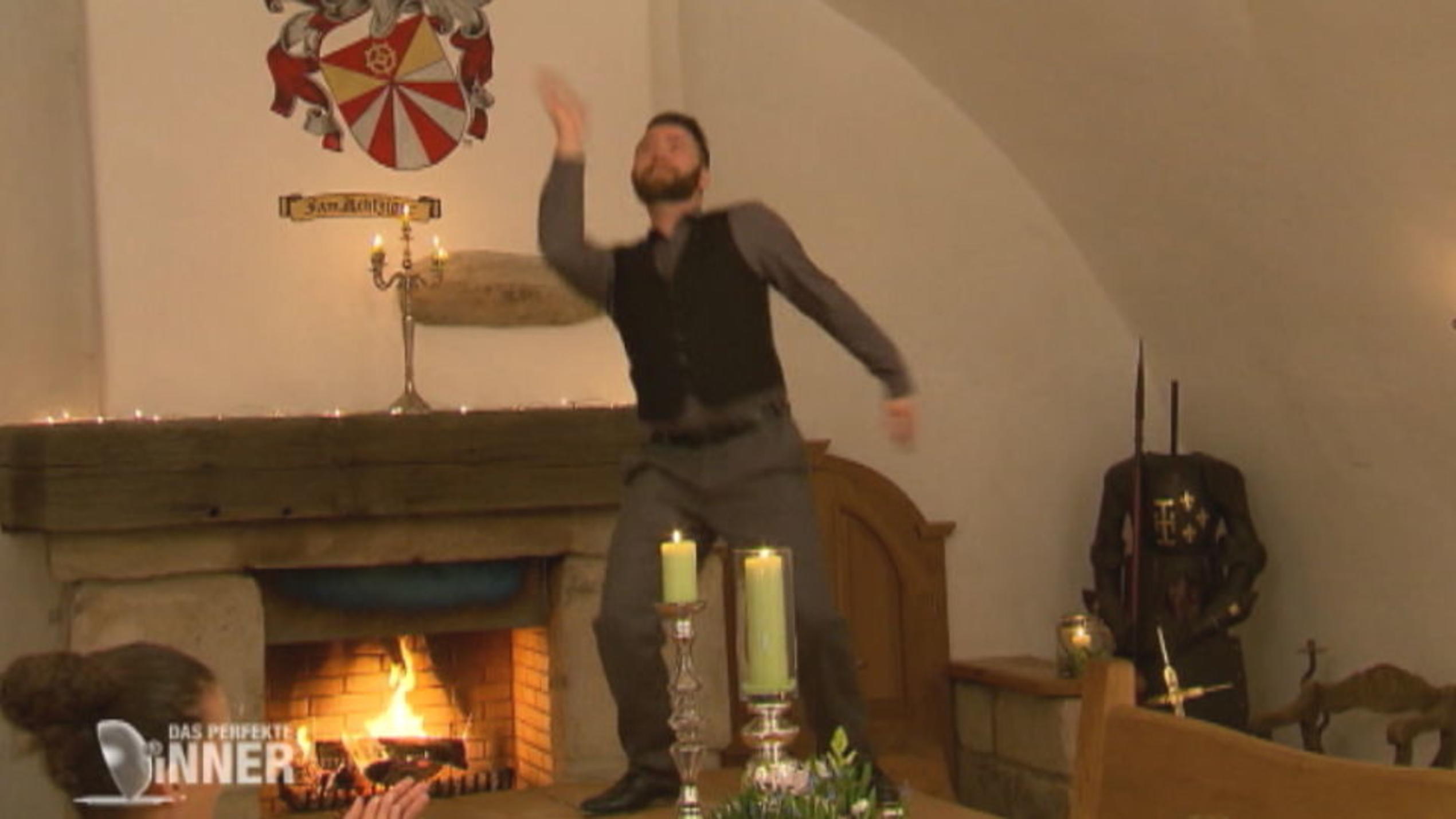 Das perfekte Dinner: Bei Hermann tanzen die Gäste auf dem Tisch Bei Hermann tanzt Peter auf dem Tisch.