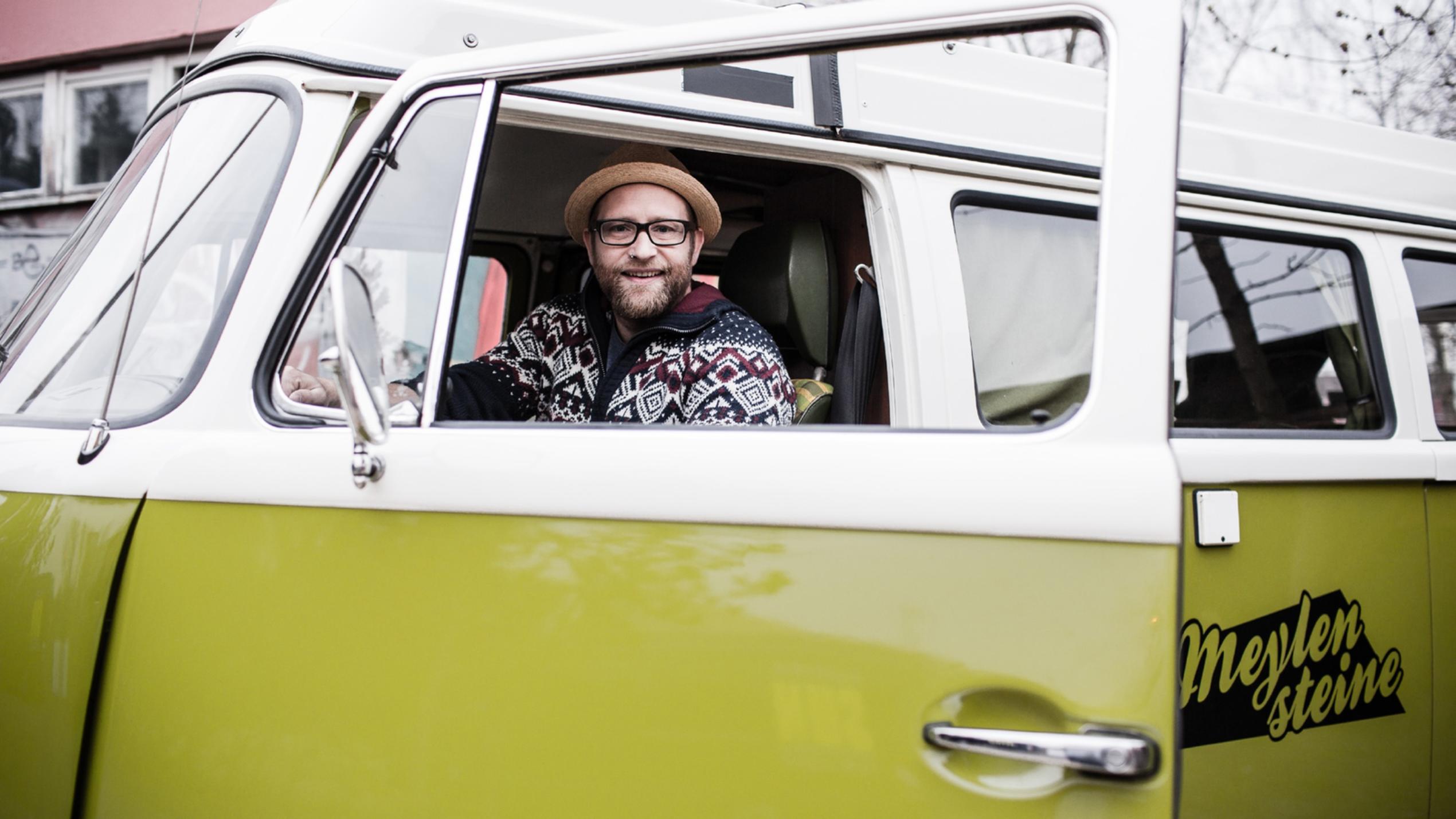 Meylensteine 2017: Die Sendetermine der zweiten Staffel von "Meylensteine" Mit seinem VW-Bulli bereist Songwriter Gregor Meyle in der zweiten Staffel von "Meylensteine" deutsche Musikgeschichte.