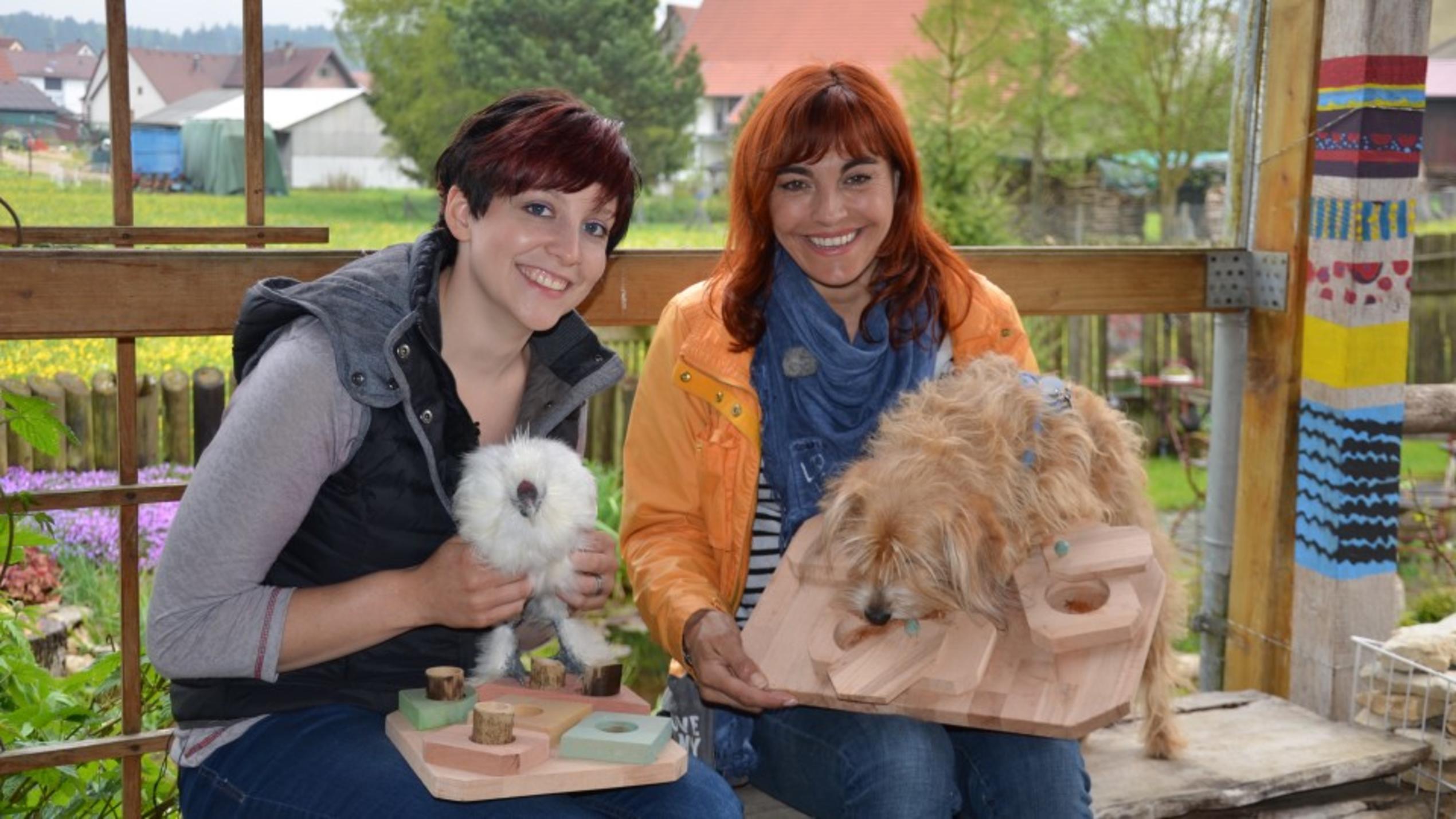 hundkatzemaus: Reporterin Diana Eichhorn testet Hühner-Intelligenz Reporterin Diana Eichhorn (r.) mit Jennifer Gekeler, Huhn Faxe und Hündin Klein Maggie