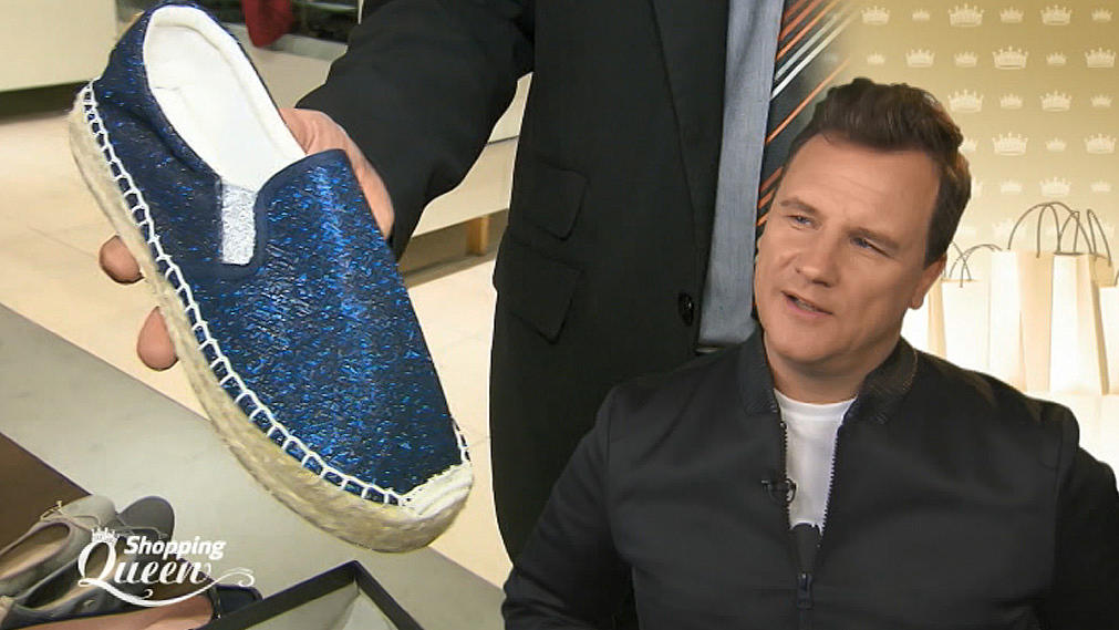Shopping Queen: Muss Patricia barfuß auf den Laufsteg? Der blaue glitzer Espadrilles kann bei Guido nicht punkten.