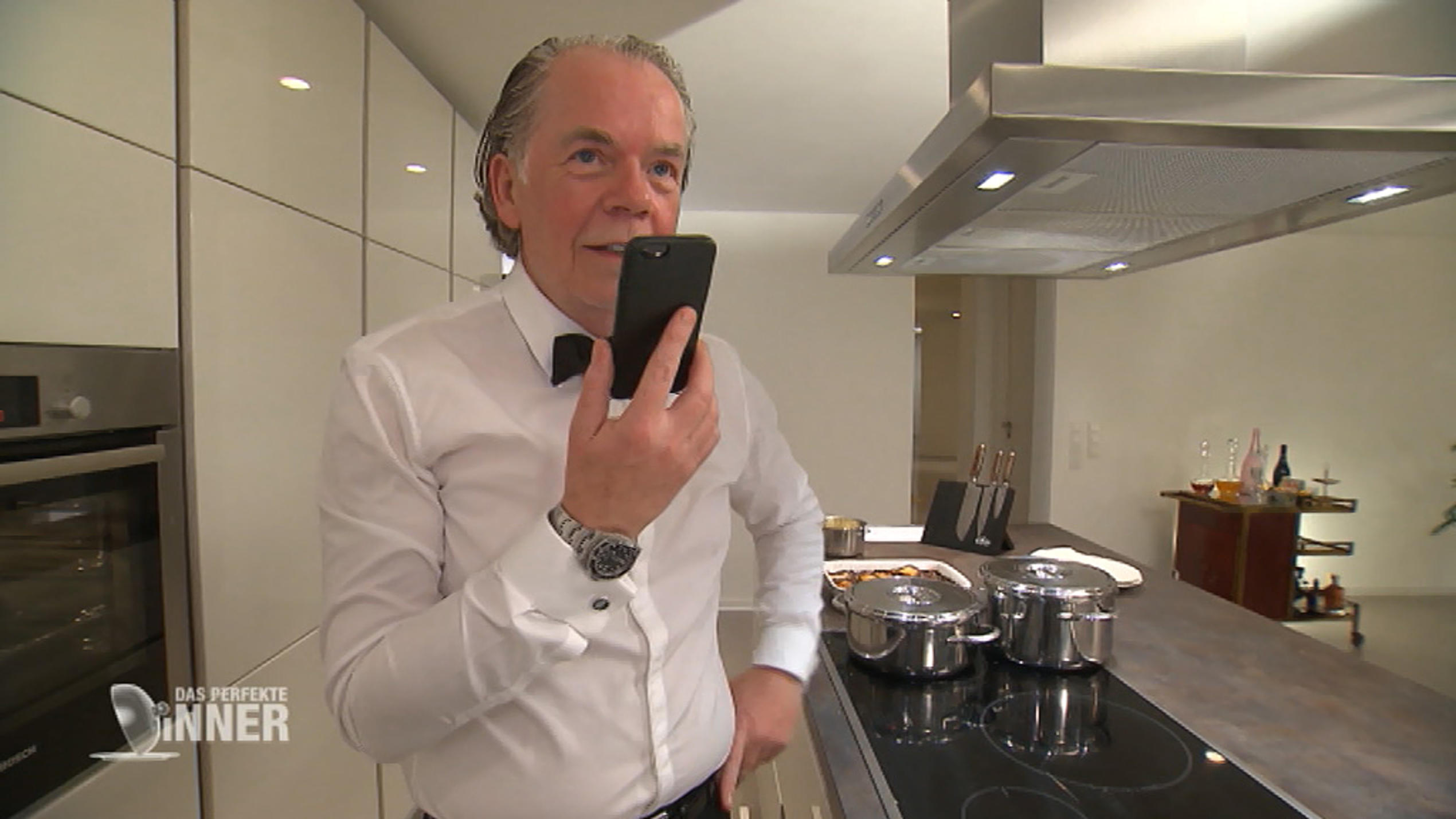 Das perfekte Dinner: Herausforderungen am Finaltag Andy ruft seine Frau an, weil er den Mixer nicht finden kann.