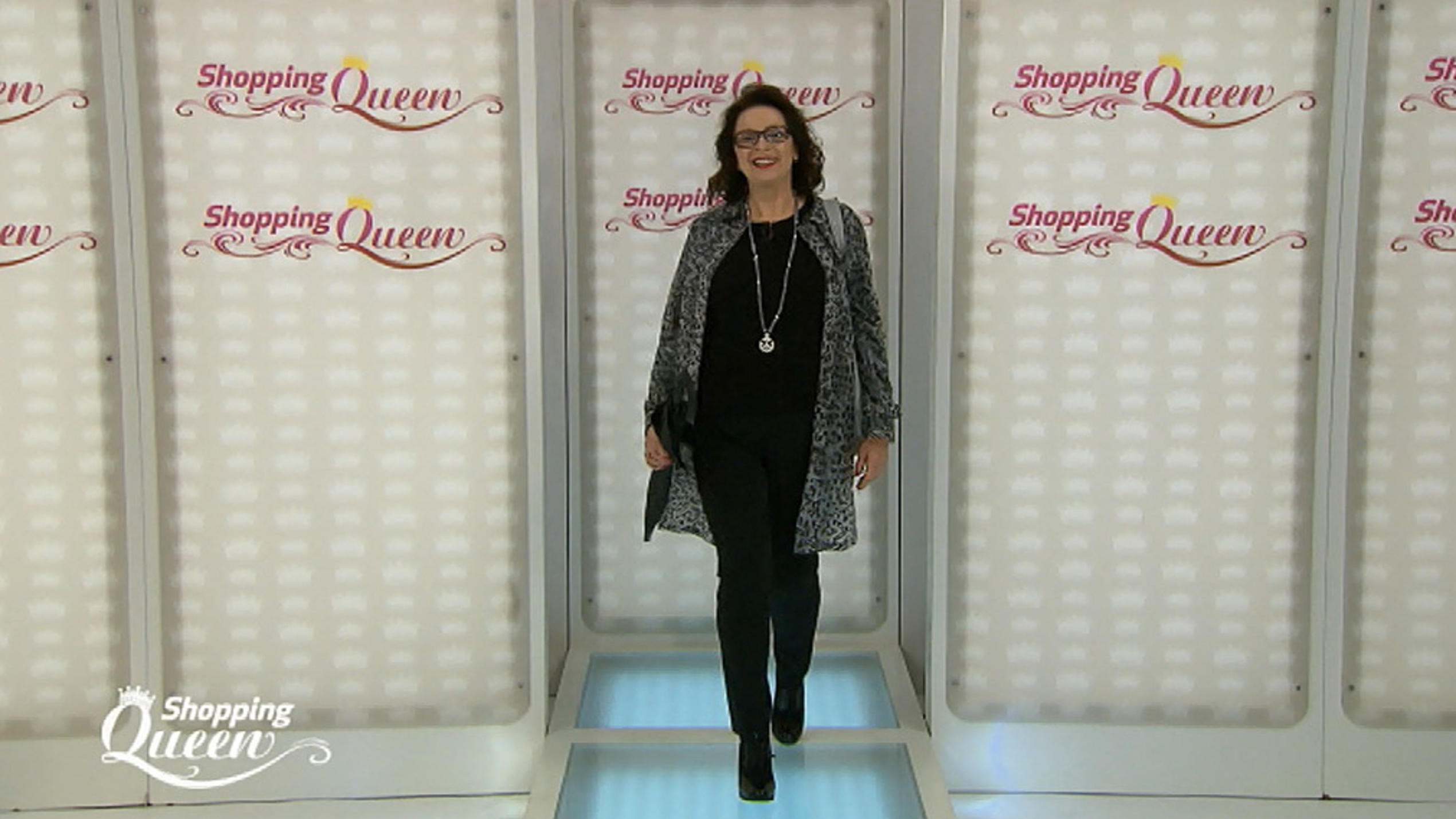Shopping Queen: Ria aus Hamburg präsentiert ihren Trenchcoat-Look auf dem Catwalk Ria präsentiert ihren Trenchcoat-Look auf dem Catwalk.
