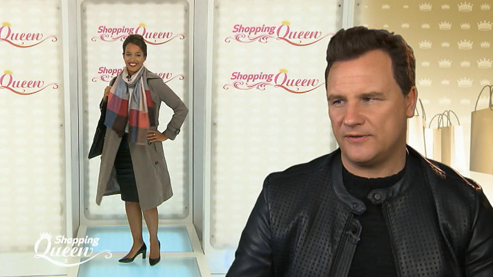 Shopping Queen: Meggy aus Hamburg präsentiert ihren Trenchcoat-Look auf dem Catwalk Megga präsentiert ihren Trenchcoat-Look auf dem Catwalk.