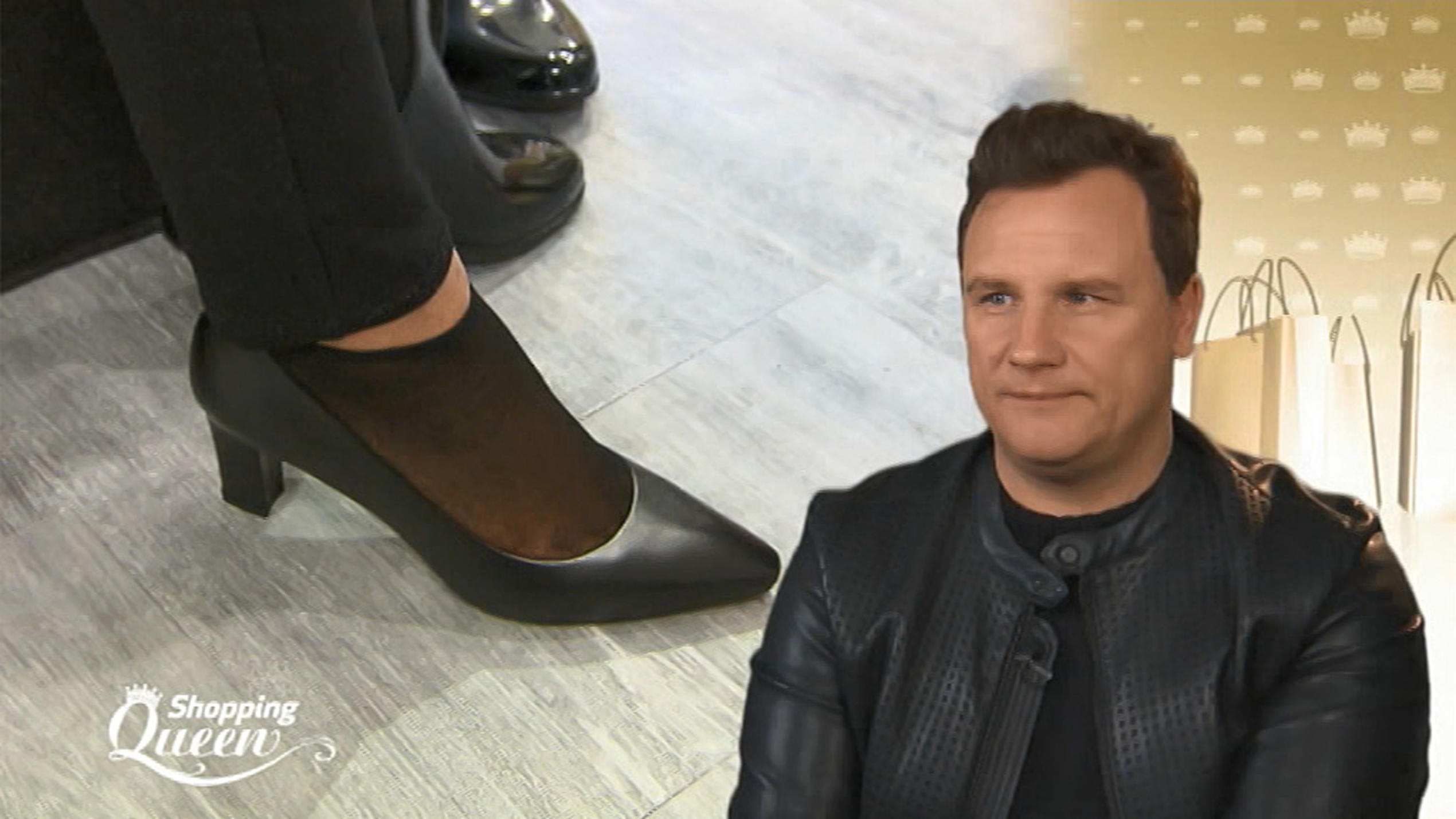 Shopping Queen: Meggy aus Hamburg sucht den perfekten Schuh für ihren Trenchcoat-Look Guido Maria Kretschmer denkt bei den Schuhen eher an eine Politikerin.