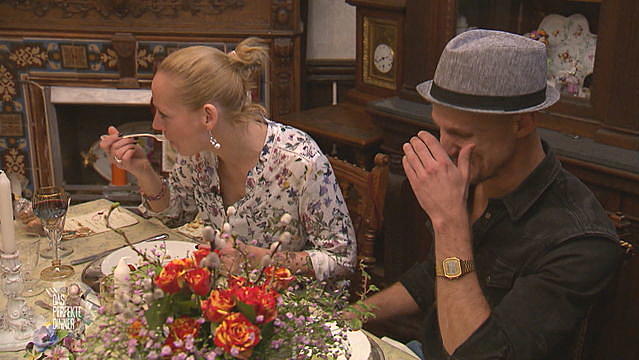 Das perfekte Dinner: Lachflash bei der Spülfrage Oliver kann sich am Tisch nicht mehr beherrschen. Ihm kommen vor lauter Lachen die Tränen.