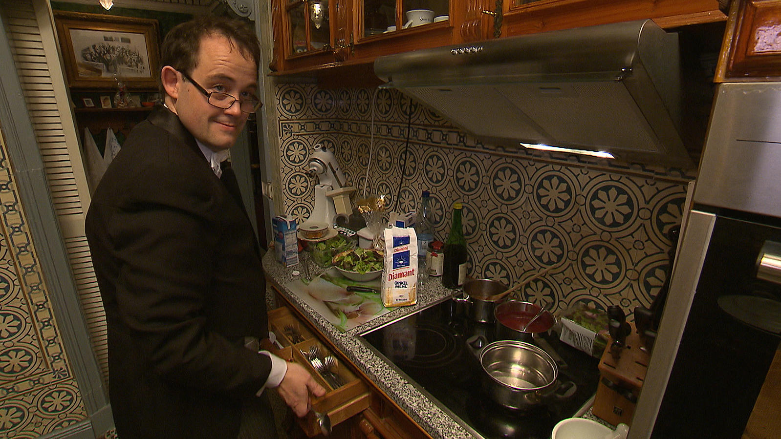 Das perfekte Dinner: Michael liebt das Besondere Michael steht in einem schwarzen Frack am Herd.