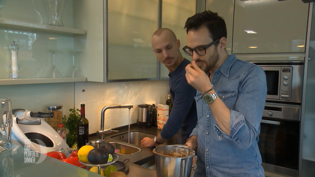 Das perfekte Dinner: Katastrophe beim Schokokuchen? Peter schmeckt für Olli den Kuchen ab