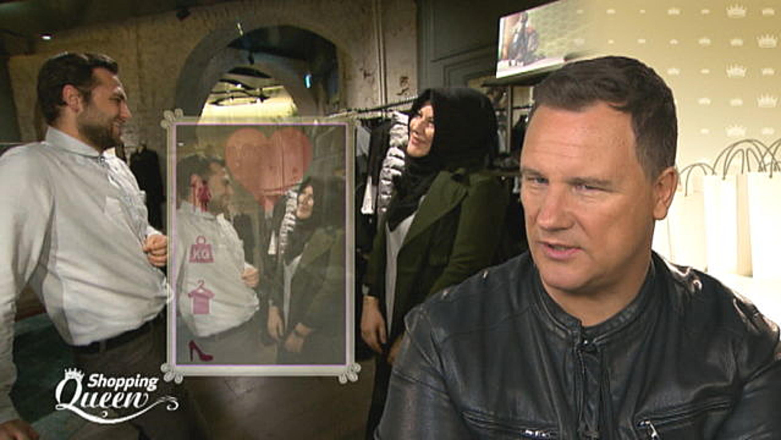 Shopping Queen: Findet Moerf ihren Traummann bereits während des Shoppens? Guido Maria Kretschmer spürt ein Knistern zwischen Moerf und dem charmanten Verkäufer.