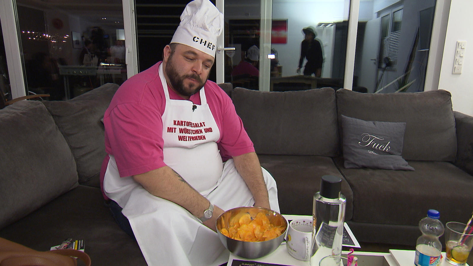 Das perfekte Dinner in Düsseldorf: Michael muss erst noch die Wohnung einrichten In voller Montur sieht das bei Michael schon mehr nach Kochen aus