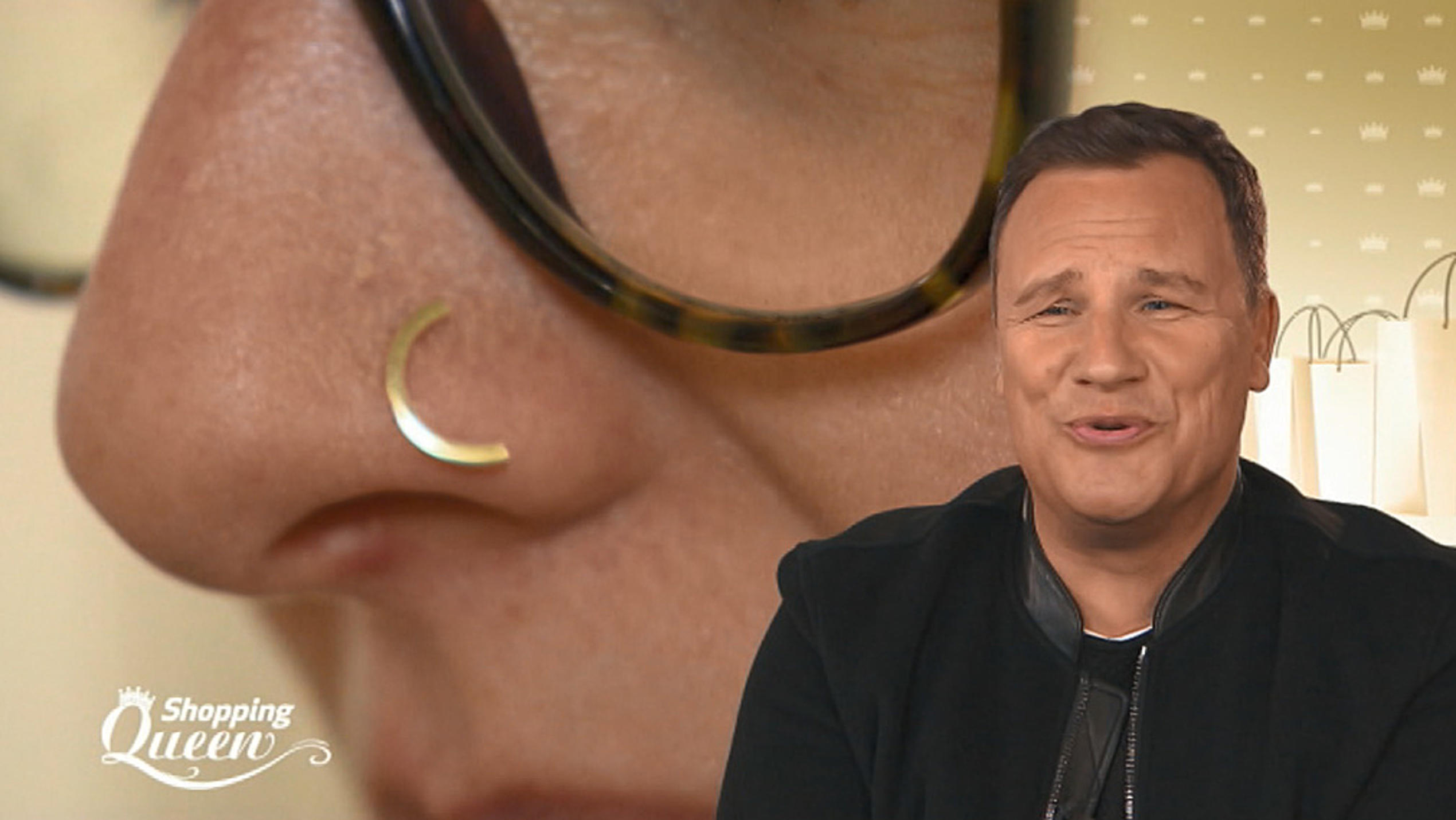 Shopping Queen: Guido fällt bei Doris Schmuck-Suche aus allen Wolken Guido Maria Kretschmer gefällt Doris Nasen-Ring überhaupt nicht.