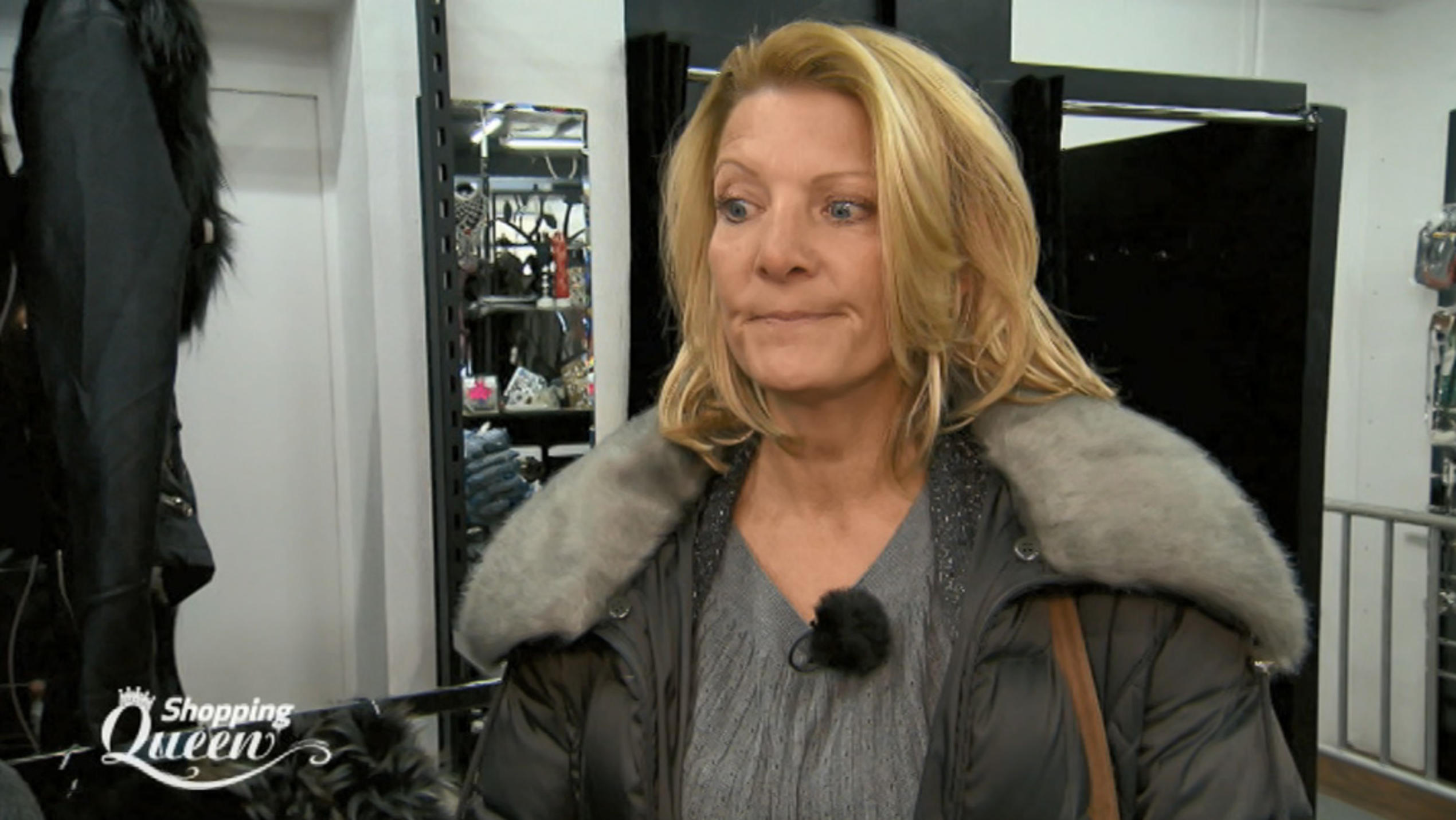 Shopping Queen: Alex aus Frankfurt sucht ein Outfit zu ihren weißen Sneakern "Shopping Queen"-Kandidatin Alex ist planlos.