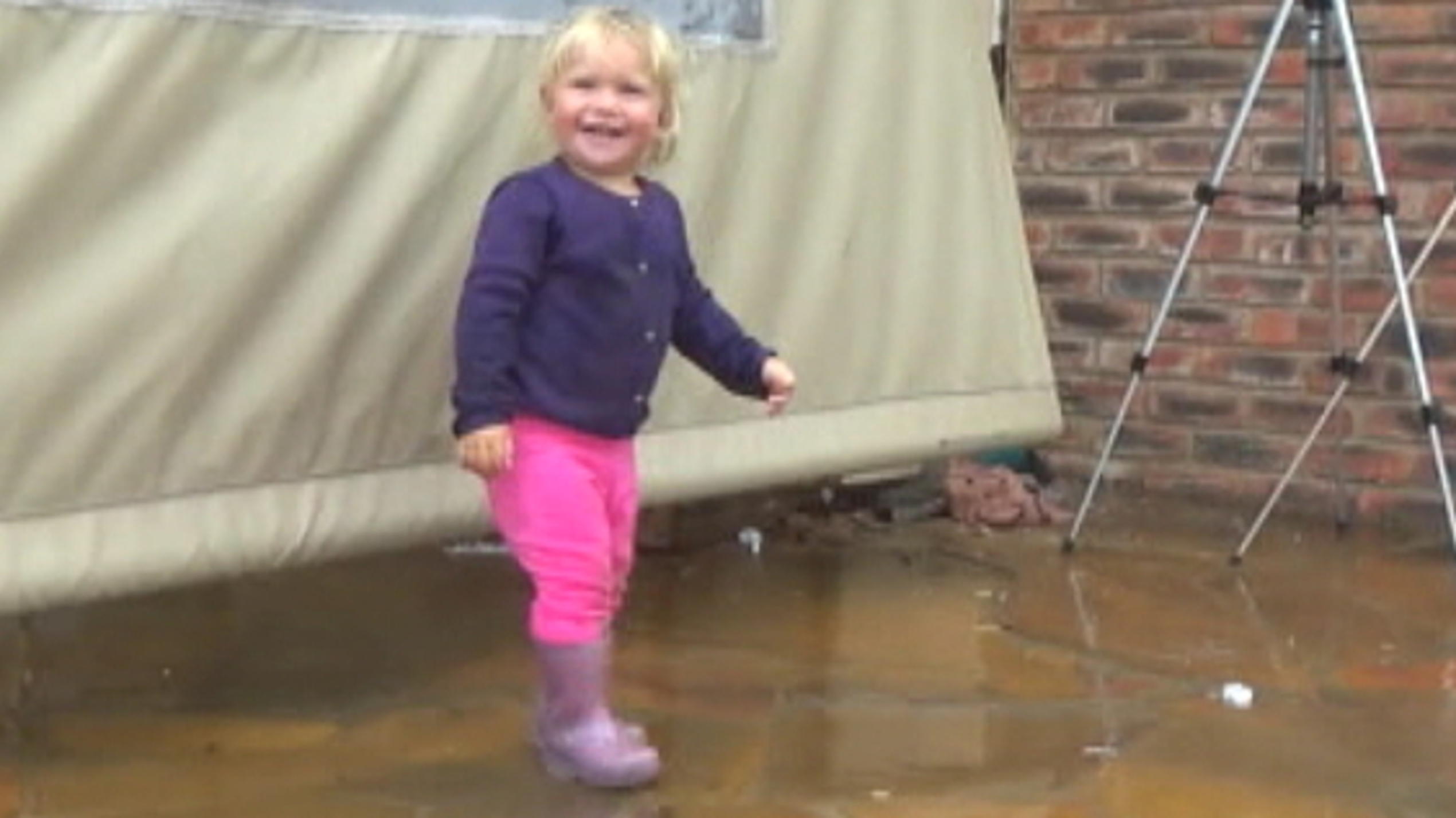 Goodbye Deutschland: Familie Heidtke wartet sehnsüchtig auf den großen Regen Goodbye Deutschland: Die kleine Emily Heidtke freut sich in Südafrika über den ersten Regen seit Monaten