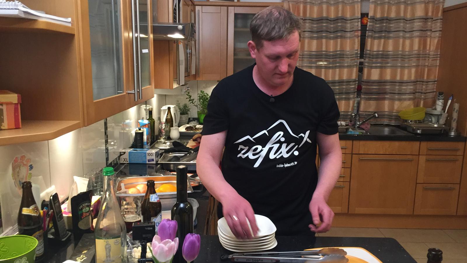 Das perfekte Dinner in Oberbayern: Florian bekommt Beistand von oben Florian schwitzt Blut und Wasser bei der Zubereitung