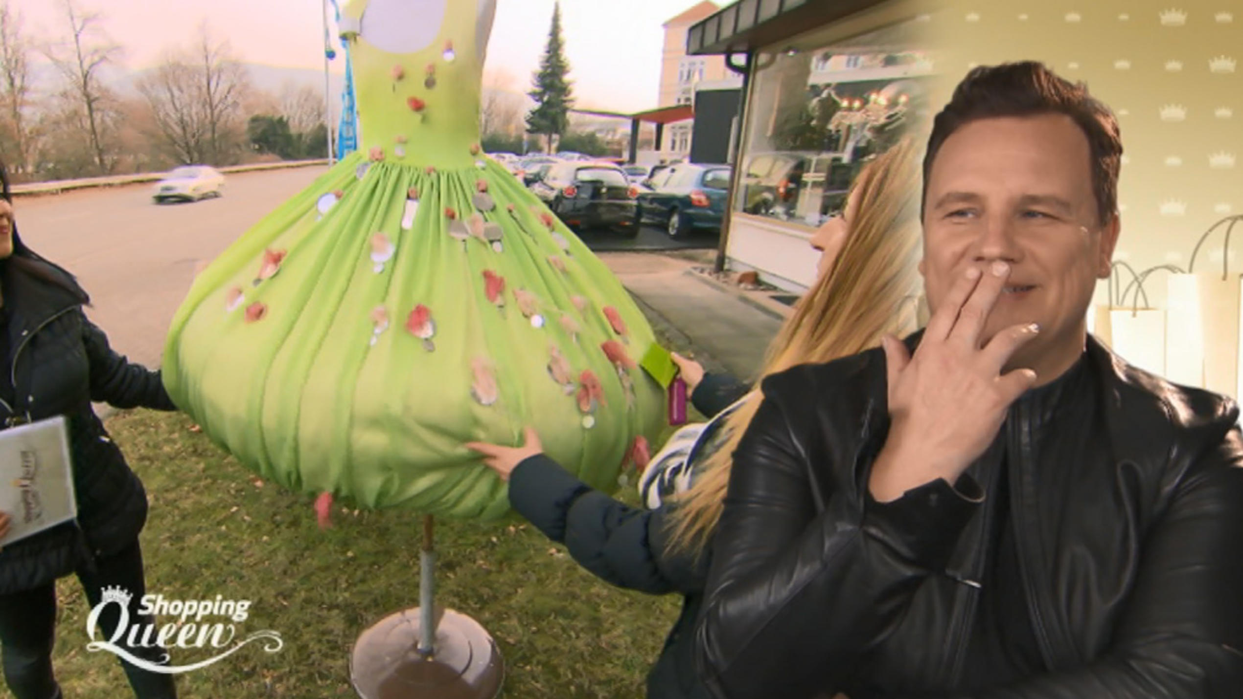 Shopping Queen: Maria probiert ein extravagantes Greenery-Kleid an Guido Maria Kretschmer lacht beim Anblick von Marias Kleid