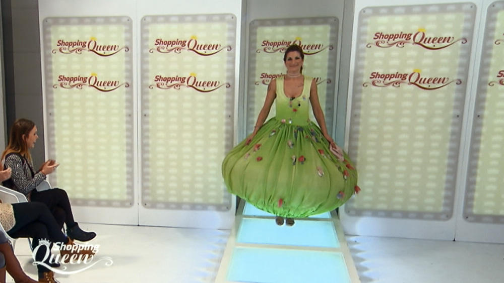 Shopping Queen: Maria präsentiert ihren Look auf dem Catwalk Maria präsentiert ihren grünen Look auf dem Catwalk
