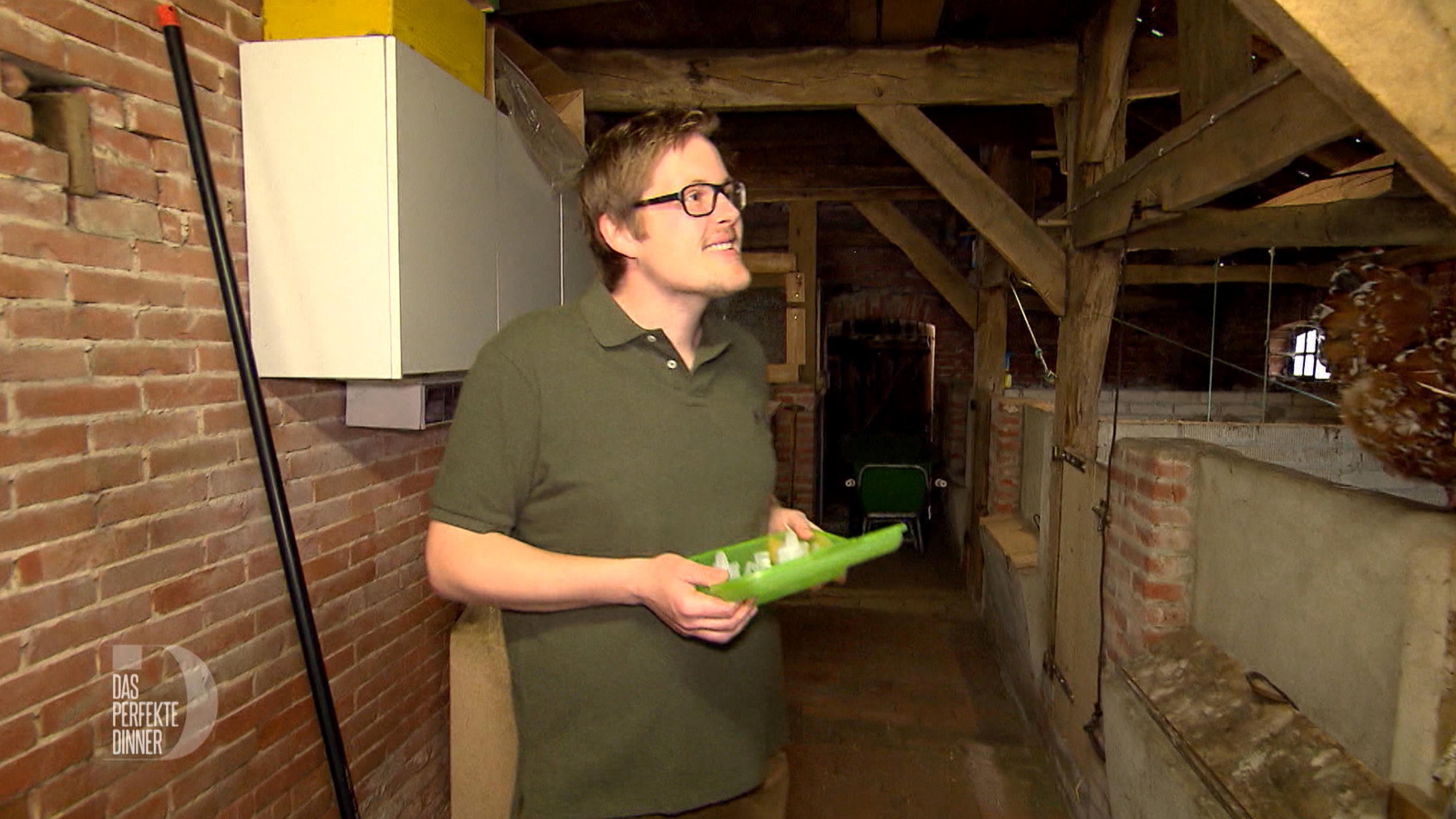 Das perfekte Dinner: Andre ist ein "Landei" Andre geht für sein Menü Eier in seinem Hühnerstall holen