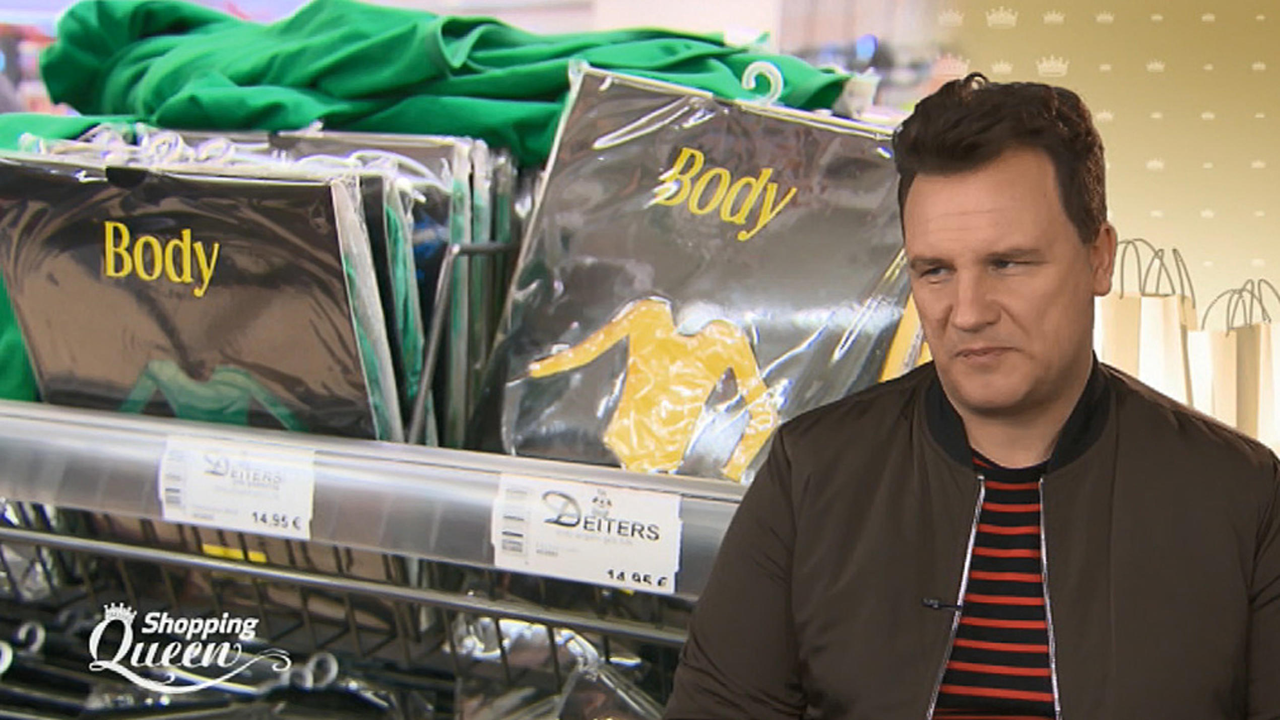 Shopping Queen: Susanne aus Köln geht im Karnevalsladen auf Body-Suche Guido kann es nicht glauben. Susanne möchte einen Body aus dem Karnevalsladen.