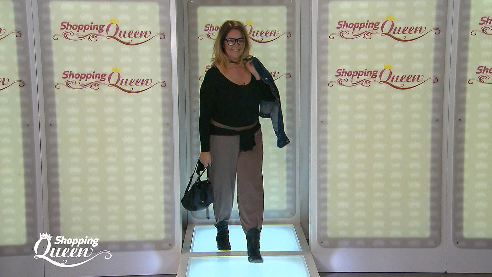 Shopping Queen: Susanne aus Köln präsentiert ihren Body-Look auf dem Catwalk Susanne präsentiert bei "Shopping Queen" in Köln ihren Body-Look auf dem Catwalk.