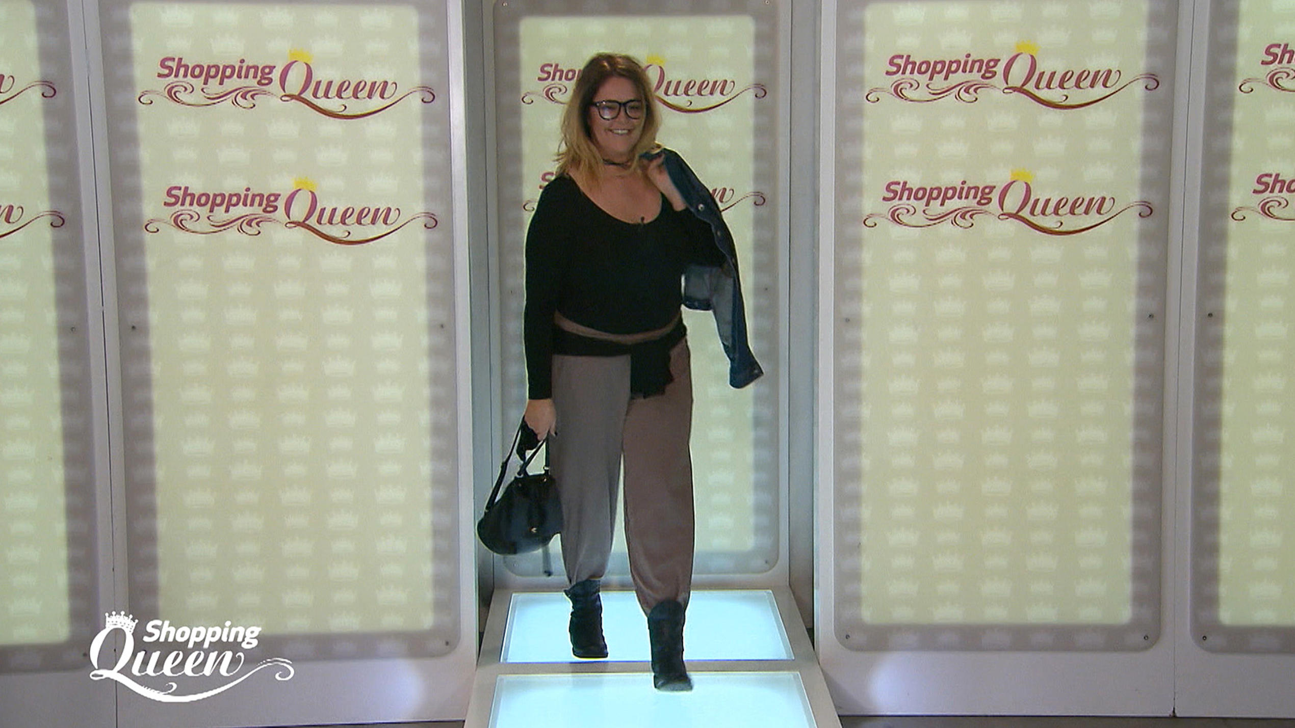 Shopping Queen: Susanne aus Köln präsentiert ihren Body-Look auf dem Catwalk Susanne präsentiert bei "Shopping Queen" in Köln ihren Body-Look auf dem Catwalk.