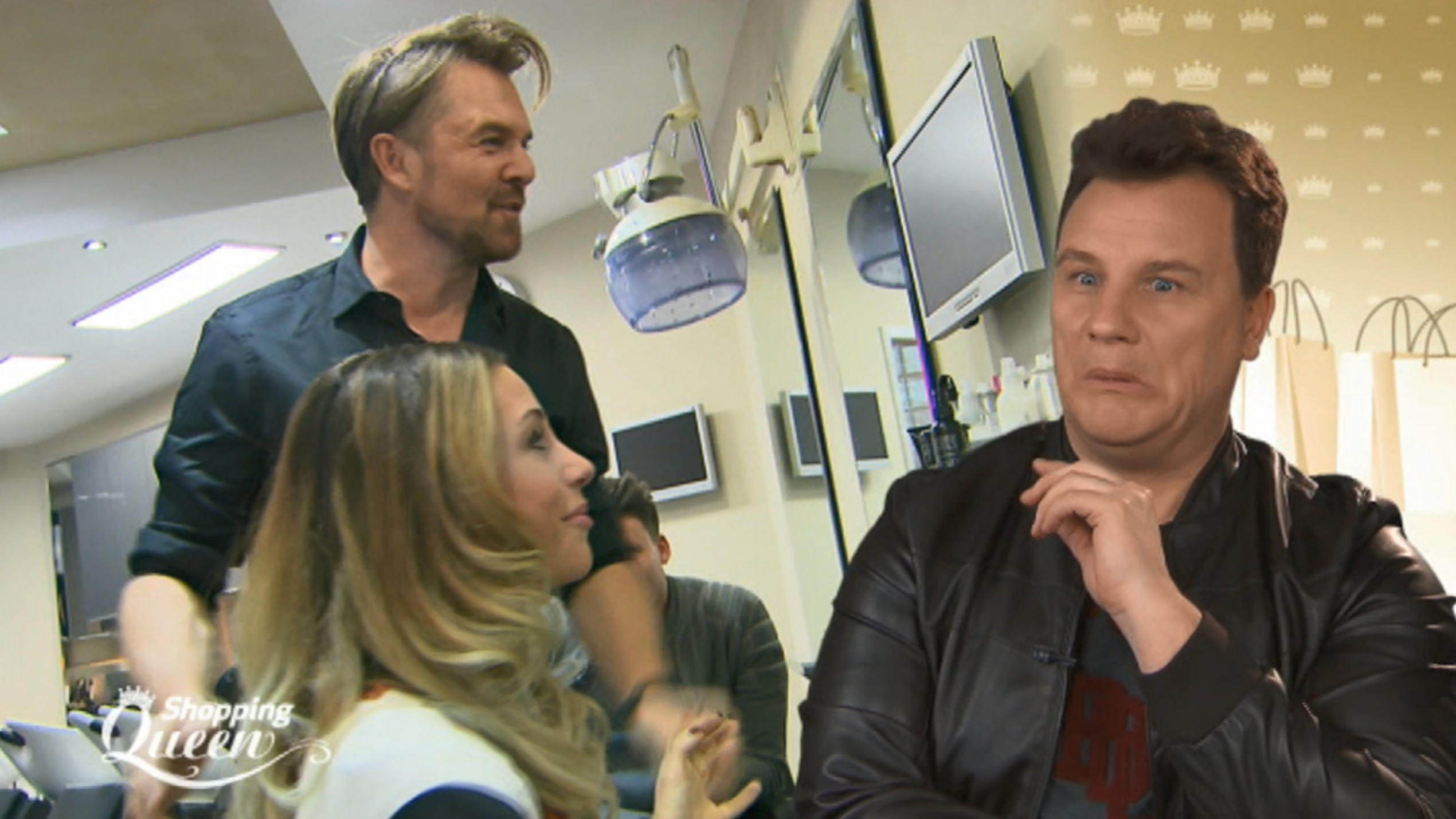 Shopping Queen: Kandidatin Mina aus Köln vergreift sich im Ton "Shopping Queen"-Kandidatin Mina beim Friseur.
