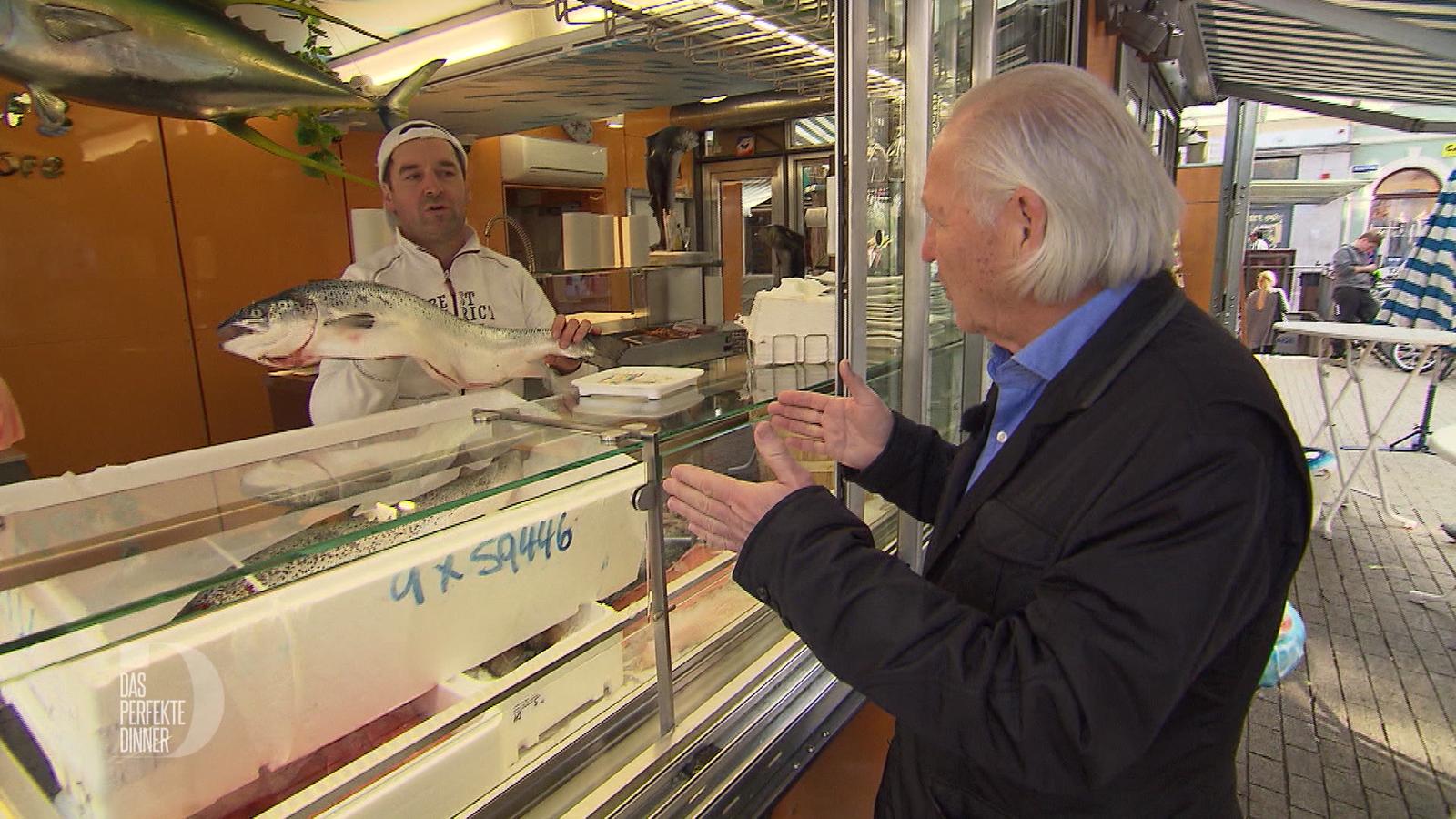Das perfekte Dinner: Julius steht vor verschlossenen Türen Julius' Fisch ist endlich da