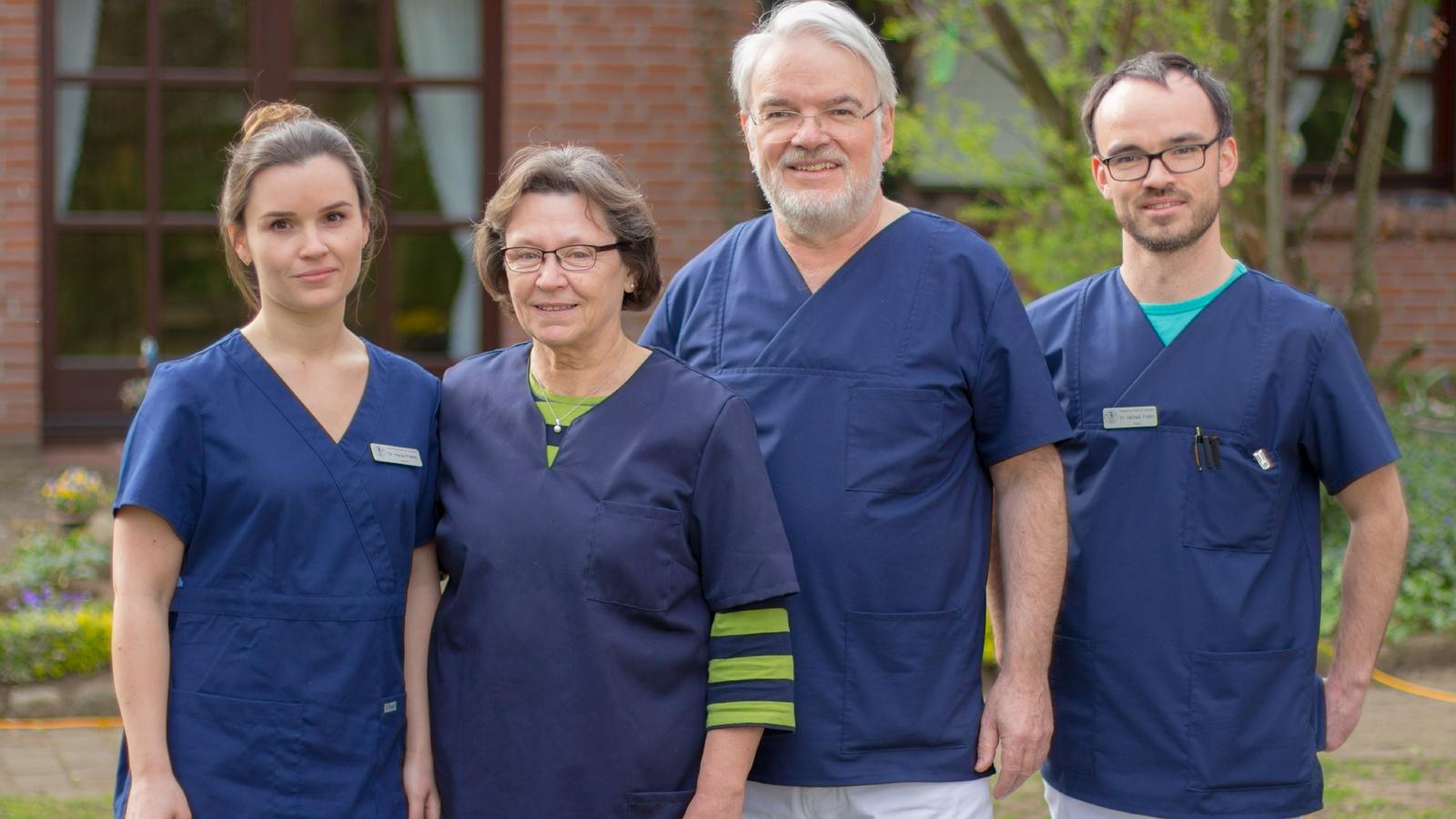 Hautnah: Die Tierklinik: Alle Infos zur Tierklinik Wasbek Kleintierklinik Wasbek (v.l.): Dr. med. vet. Hanja Frahm, Dagmar Frahm, Dr. med. vet. Johannes Frahm, Dr. med. vet. Michael Frahm