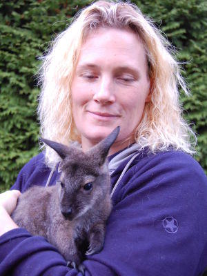 Aussie-Nachwuchs in Kevelaer Tierpflegerin Melanie Holzschuh und Babykänguru Guru. Foto: VOX